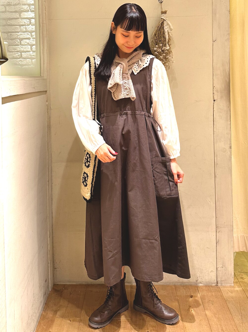「ファッションを楽しもう、大人カジュアル、大人コーデ、お洒落さんとつながりたい、シンプル、休日スタイル、SM2、秋のコーデ、パーカー、ブラウン、秋コーデ、秋冬コーデ、おしゃれさんと繋がりたい、マフラー、ジャンパースカート」｜「Samansa Mos2のニットセットナイロンジャンスカ（ワンピース、ブラウン系）」を使った、やまもとさん（レディース・161cm）の秋コーディネートの1枚目の写真