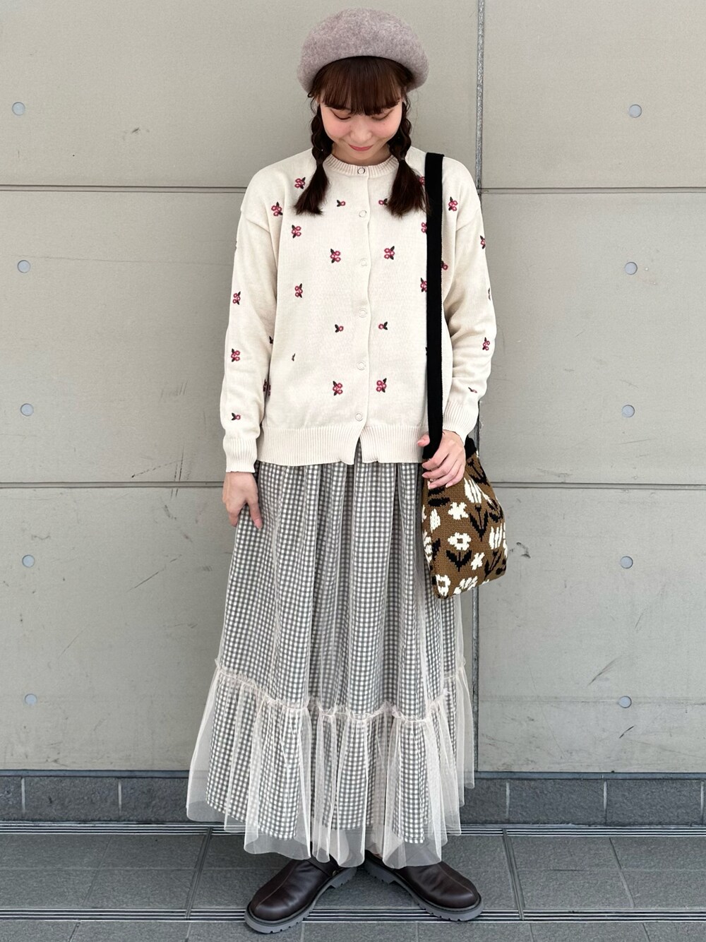 「ラクチンコーデ、大人かわいい、オトナ女子、今日のコーデ、ワントーンコーデ、お洒落さんとつながりたい、花柄、チュールスカート、ベレー帽、ホワイト、サンダル、SM2、ベージュ、サマンサ モスモス(Samansa Mos2)、お出かけコーデ」｜「Samansa Mos2の杢カラーベレー帽（ハット、ブラウン系）」を使った、やまもとさん（レディース・161cm）の冬コーディネートの1枚目の写真