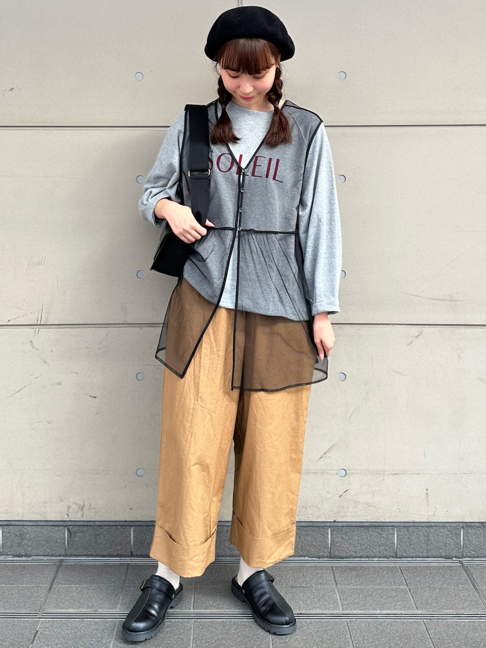 「大人カジュアル、シンプル、スウェット、オトナ女子、パンツスタイル、おしゃれさんと繋がりたい、レイヤードスタイル、秋、ベージュ、ベレー帽、ロゴスウェット、ベスト、カジュアル、SM2、お洒落さんとつながりたい」｜「Samansa Mos2の杢カラーベレー帽（ハット、ブラック系）」を使った、やまもとさん（レディース・161cm）の秋コーディネートの1枚目の写真
