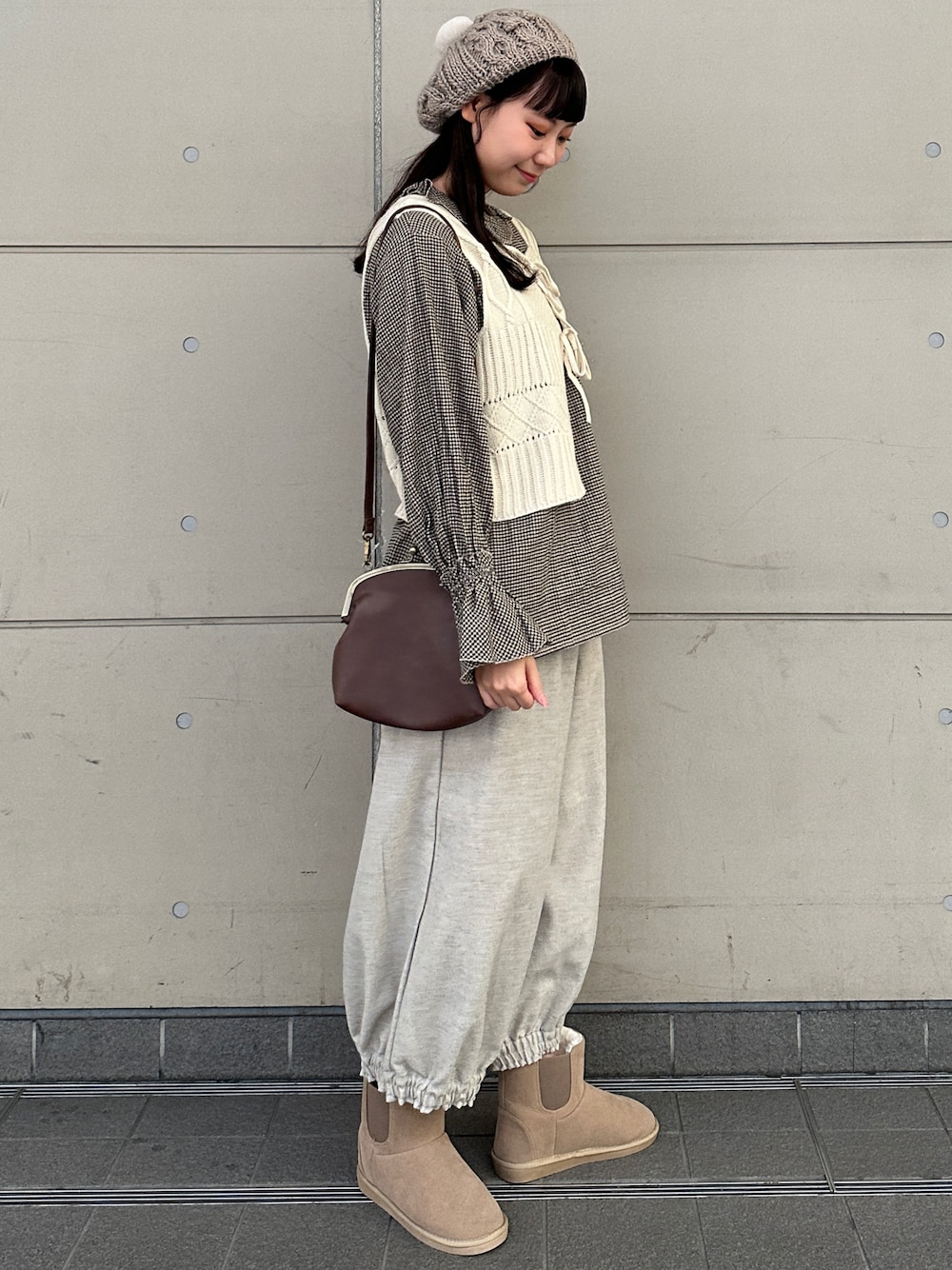「パンツコーデ、カジュアルコーデ、春服、オトナカジュアル、レイヤードスタイル、シンプル、今日のコーデ、おしゃれさんと繋がりたい、お出かけコーデ、ビスチェ、高身長女子、ベレー帽、ナチュラル、お洒落さんとつながりたい、SM2」｜「Samansa Mos2のぽんぽん付ニットベレー（ハンチング/ベレー帽、ブラウン系）」を使った、やまもとさん（レディース・161cm）の冬コーディネートの1枚目の写真