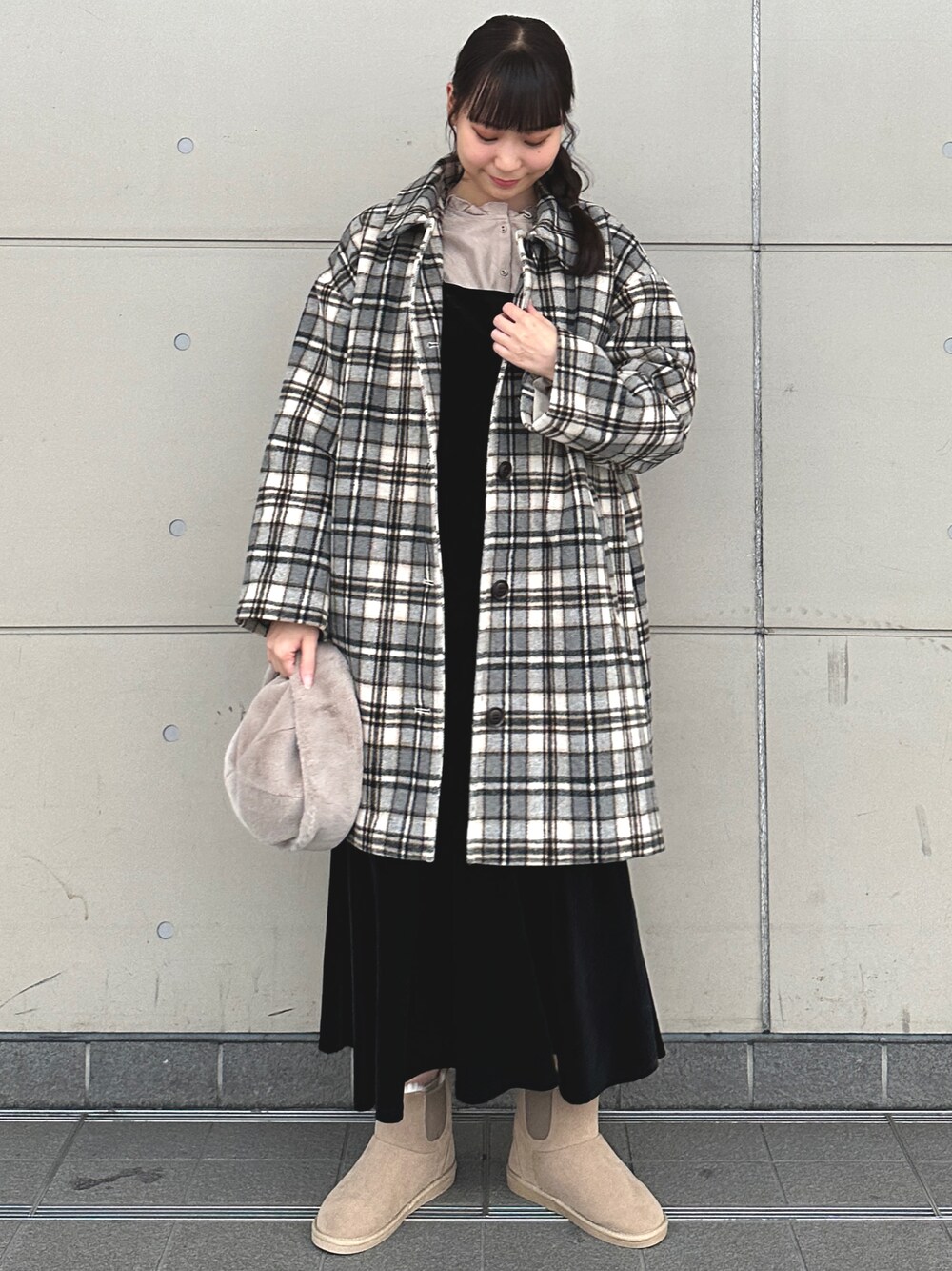 「チェック、コート、秋冬コーデ、冬コーデ、大人ガーリー、オトナカジュアル、冬、レイヤードスタイル、お洒落さんとつながりたい、ムートンブーツ、キャミワンピ、ワンピース、シンプルコーデ、SM2、ブラック」｜「Samansa Mos2の起毛チェックステンカラーコート（ステンカラーコート、グレー系）」を使った、やまもとさん（レディース・161cm）の冬コーディネートの1枚目の写真