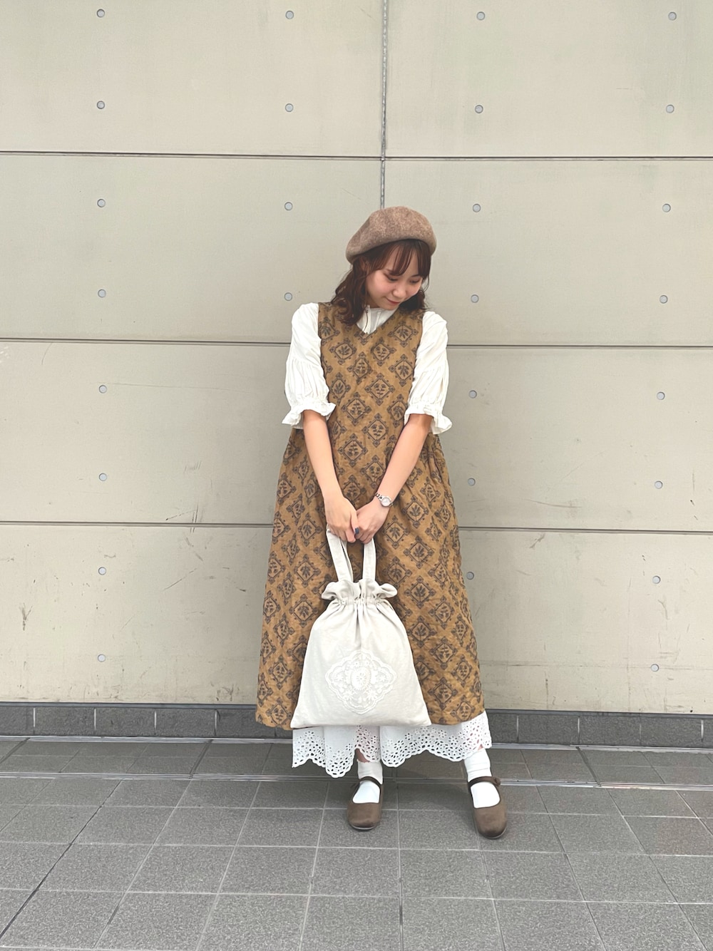 「秋のコーデ、大人ガーリー、TSUHARU by Samansa Mos2、カジュアル、秋コーデ、ガーリー、ゆるコーデ、ワンピース、刺繍、ワントーンコーデ、ベレー帽、ガーリーコーデ、秋色、Samansa Mos2、サマンサ モスモス(Samansa Mos2)」｜「Samansa Mos2のアイテム（トートバッグ、ホワイト系）」を使った、やまもとさん（レディース・161cm）の夏コーディネートの1枚目の写真