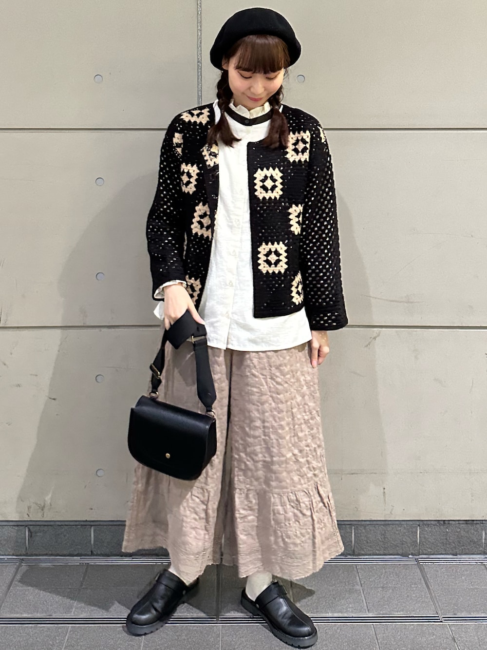 「秋冬コーデ、ゆるコーデ、プチプラ、お洒落さんとつながりたい、カジュアルコーデ、ベレー帽、高身長女子、秋コーデ、秋のコーデ、ペチパンツ、サマンサ モスモス(Samansa Mos2)、SM2、ブラック、かぎ針編み、レイヤードスタイル」｜「Samansa Mos2の杢カラーベレー帽（ハット、ブラック系）」を使った、やまもとさん（レディース・161cm）の秋コーディネートの1枚目の写真