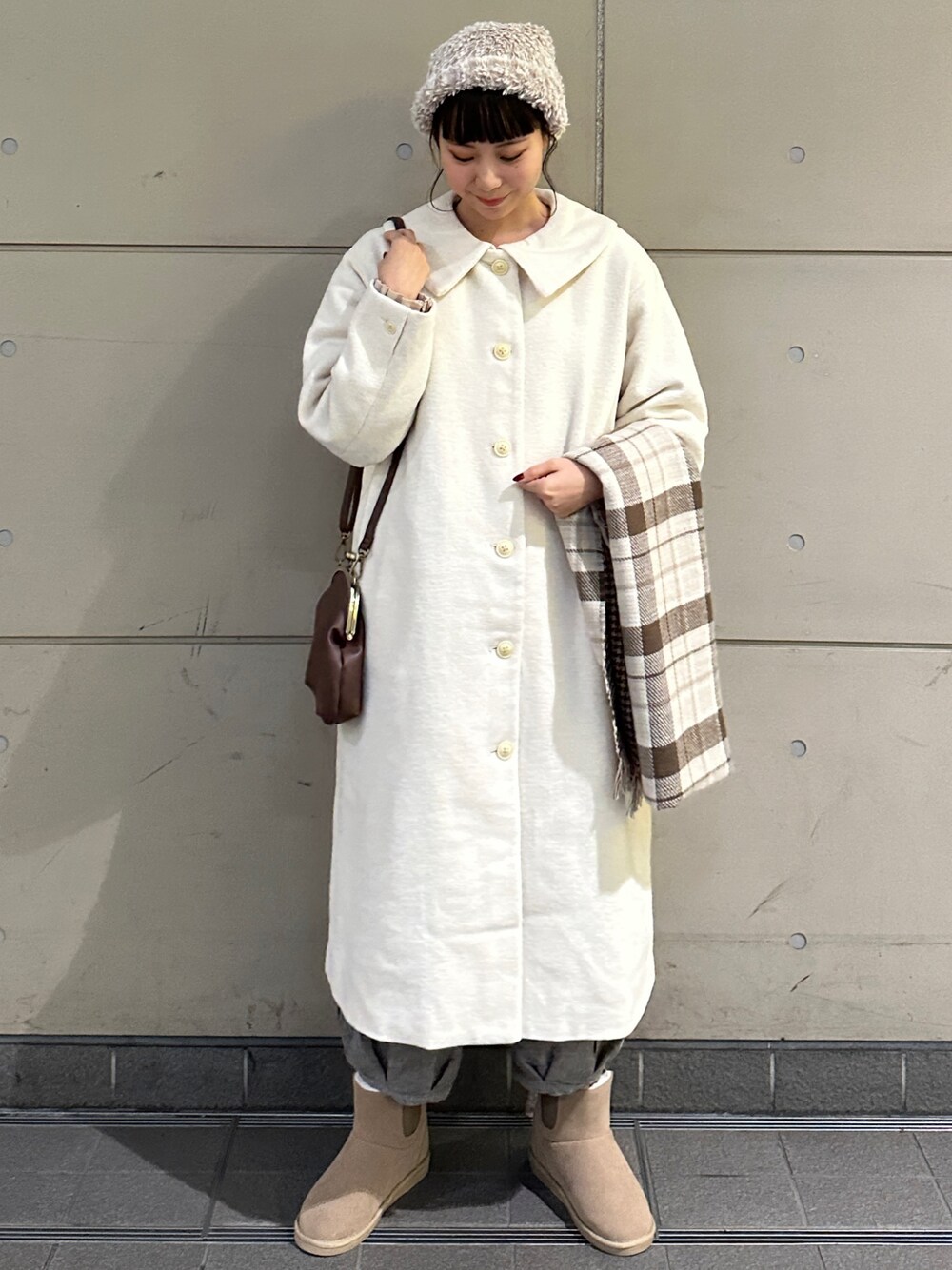 「シンプル、大人女子、今日のコーデ、冬コーデ、冬、冬アウター、コート、ホワイト、淡色コーデ、マフラー、冬のコーデ、SM2、おしゃれさんと繋がりたい、ムートンブーツ、ワントーンコーデ」｜「Samansa Mos2のモールニットワッチ（ハット、ベージュ系）」を使った、やまもとさん（レディース・161cm）の冬コーディネートの1枚目の写真