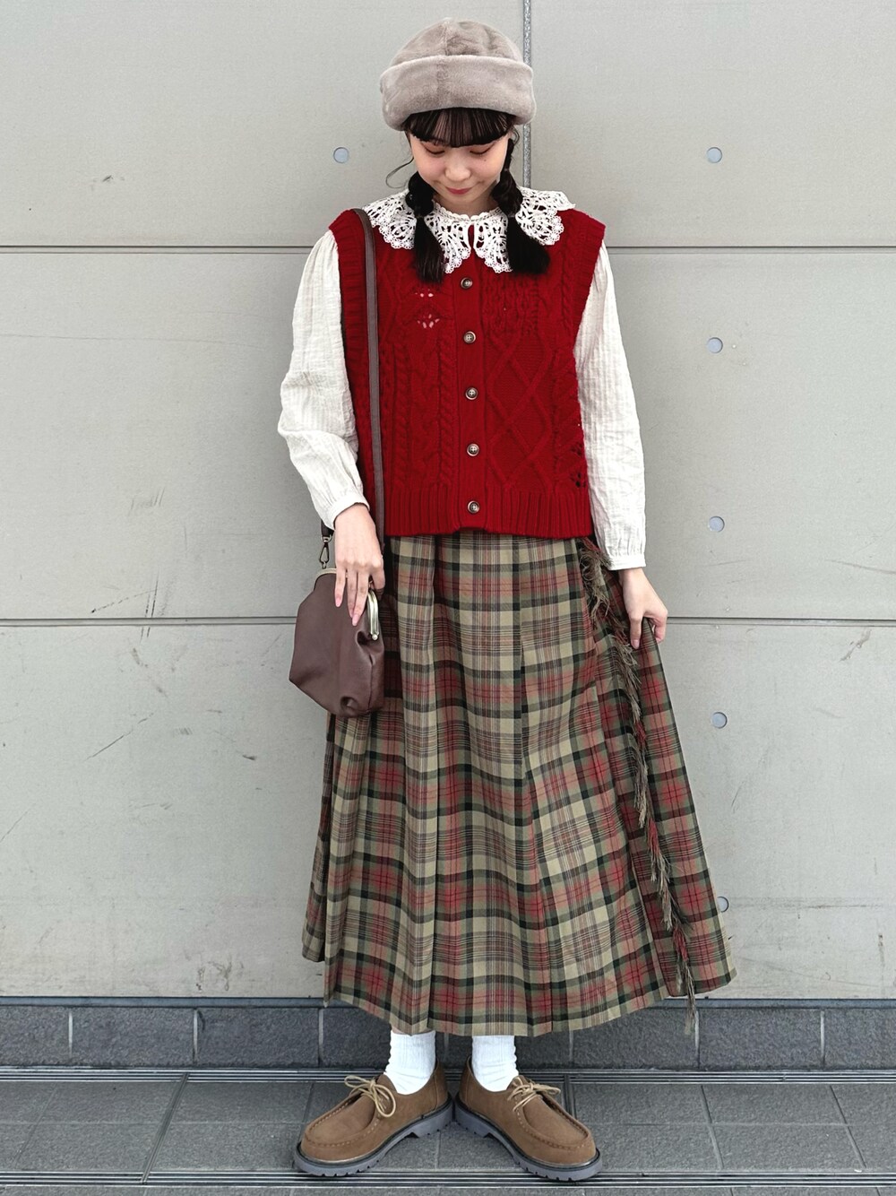 「クリスマスに着たい服、今日のコーデ、カジュアルコーデ、クリスマスコーデ、ゆるコーデ、レイヤードスタイル、お洒落さんとつながりたい、冬コーデ、SM2、レッド、ベスト、冬、ガーリー、チェック、ワントーンコーデ」｜「Samansa Mos2のフェイクファーロールワッチ（ハット、ブラウン系）」を使った、やまもとさん（レディース・161cm）の冬コーディネートの1枚目の写真