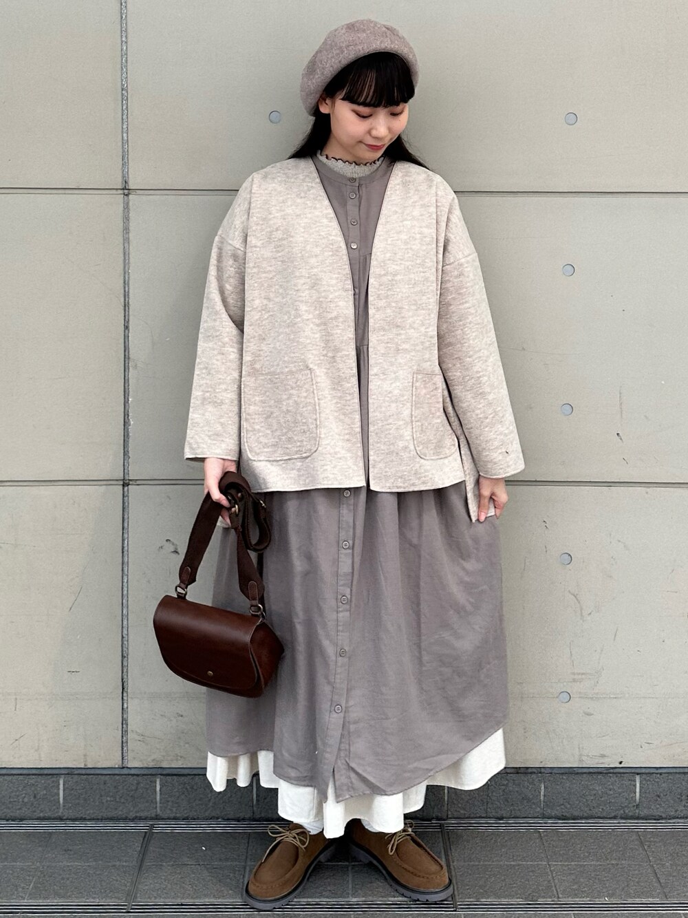 「大人カジュアル、お出かけコーデ、シンプルコーデ、プチプラコーデ、ベレー帽、ベージュ、淡色コーデ、ワンピース、ワントーンコーデ、ガーリー、SM2、おしゃれさんと繋がりたい、サマンサ モスモス(Samansa Mos2)、冬コーデ、ゆるコーデ」｜「Samansa Mos2の杢カラーベレー帽（ハット、ブラウン系）」を使った、やまもとさん（レディース・161cm）の冬コーディネートの1枚目の写真
