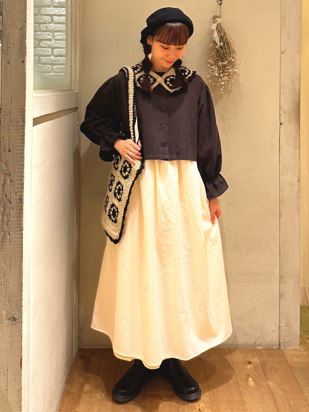 「秋服まるっと大公開、秋のコーデ、秋冬コーデ、秋服準備はじめました、ブーツ、ショートブーツ、おしゃれさんと繋がりたい、大人コーデ、ジャケット、つけ襟、秋コーデ、大人ガーリー、ガーリー、ベレー帽、SM2」｜「Samansa Mos2の杢カラーベレー帽（ハット、ブラック系）」を使った、やまもとさん（レディース・161cm）の秋コーディネートの1枚目の写真