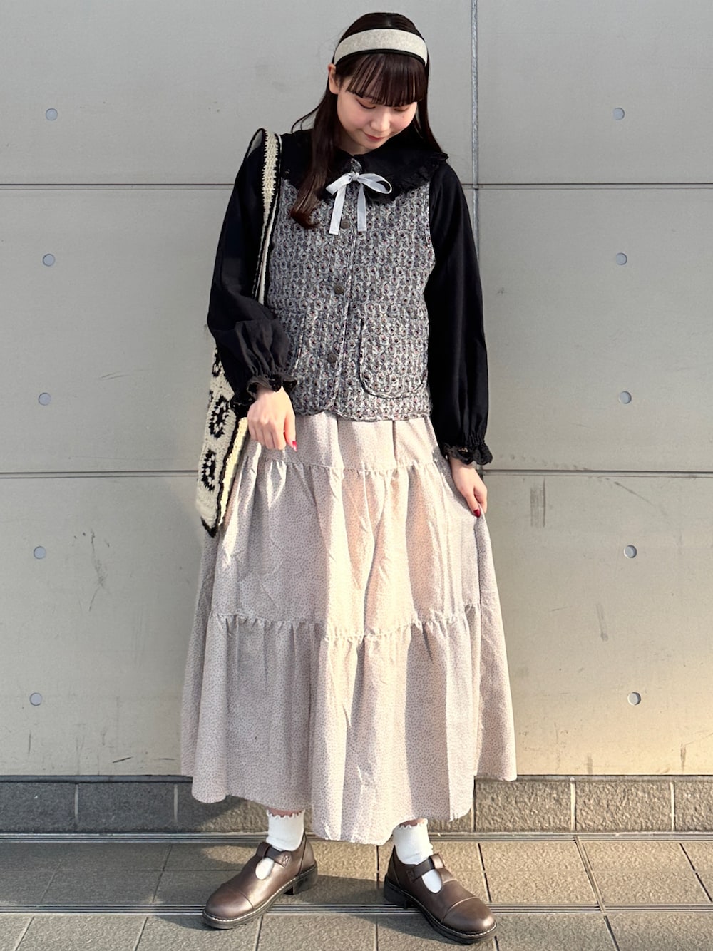 「オトナカジュアル、シンプルスタイル、今日のコーデ、春色、お出かけコーデ、ベスト、春、おしゃれさんと繋がりたい、花柄、春コーデ、スカート、ガーリー、SM2、レイヤードスタイル、シンプルコーデ」｜「Samansa Mos2の柄アソート前後2WAYギャザースカート（スカート、ベージュ系）」を使った、やまもとさん（レディース・161cm）の冬コーディネートの1枚目の写真