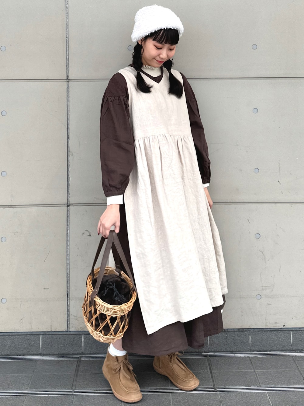 「レイヤードスタイル、ガーリー、今日のコーデ、ガーリーコーデ、ワンピース、ワントーンコーデ、ファー小物、ファーバッグ、淡色コーデ、おしゃれさんと繋がりたい、オトナ女子、SM2、フリル、ブラウン、冬」｜「Samansa Mos2のモールニットワッチ（ハット、ホワイト系）」を使った、やまもとさん（レディース・161cm）の冬コーディネートの1枚目の写真