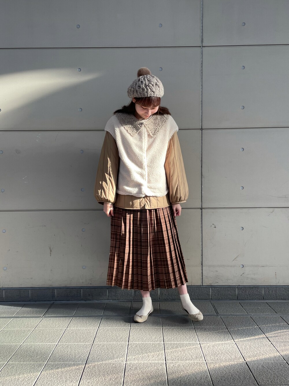 「冬コーデ、シンプル、秋冬コーデ、オトナ女子、ゆるコーデ、カジュアル、ビッグシルエット、ブラウン、ナチュラル、SM2、Samansa Mos2、ガーリー、ベレー帽、冬、ボアジャケット」｜「Samansa Mos2のぽんぽん付ニットベレー（ハンチング/ベレー帽、ブラウン系）」を使った、やまもとさん（レディース・161cm）の冬コーディネートの1枚目の写真