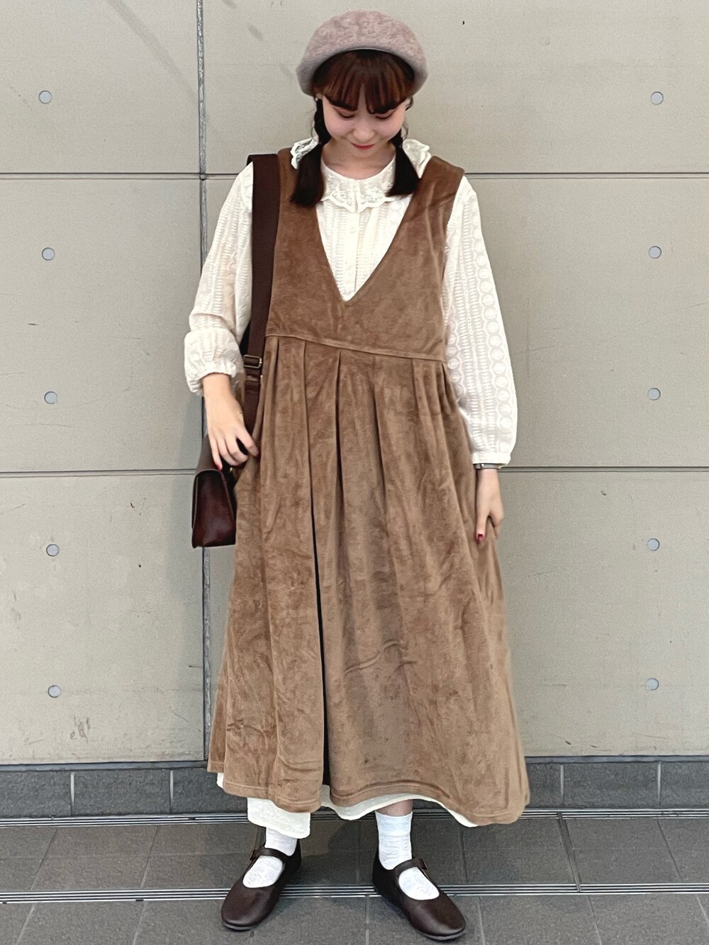 「冬のコーデ、お出かけコーデ、カジュアルコーデ、大人コーデ、高身長女子、ワンピース、ワントーンコーデ、ジャンパースカート、ベロア、ベージュ、ベレー帽、ガーリー、SM2、ブラウン、おしゃれさんと繋がりたい」｜「Samansa Mos2の杢カラーベレー帽（ハット、ブラウン系）」を使った、やまもとさん（レディース・161cm）の冬コーディネートの1枚目の写真