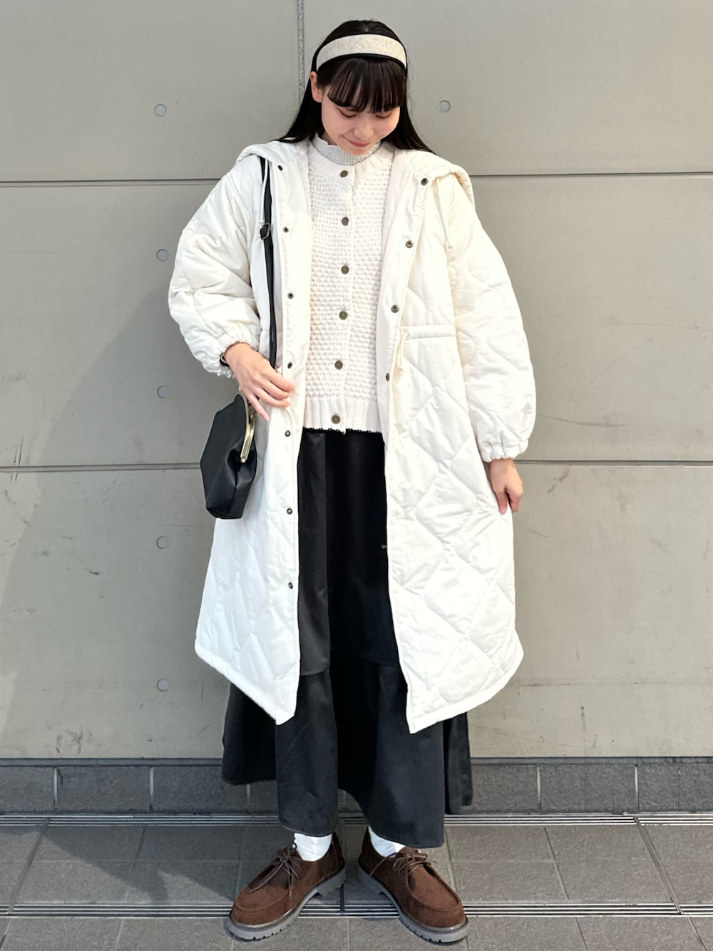 「大人カジュアル、モノトーン、モノトーンコーデ、ビッグシルエット、お洒落さんとつながりたい、冬、冬コーデ、キレイめ、コート、ホワイト、ガーリー、SM2、スカート、おしゃれさんと繋がりたい、今日のコーデ」｜「Samansa Mos2のキルティングスノーコート（その他アウター、ホワイト系）」を使った、やまもとさん（レディース・161cm）の冬コーディネートの1枚目の写真
