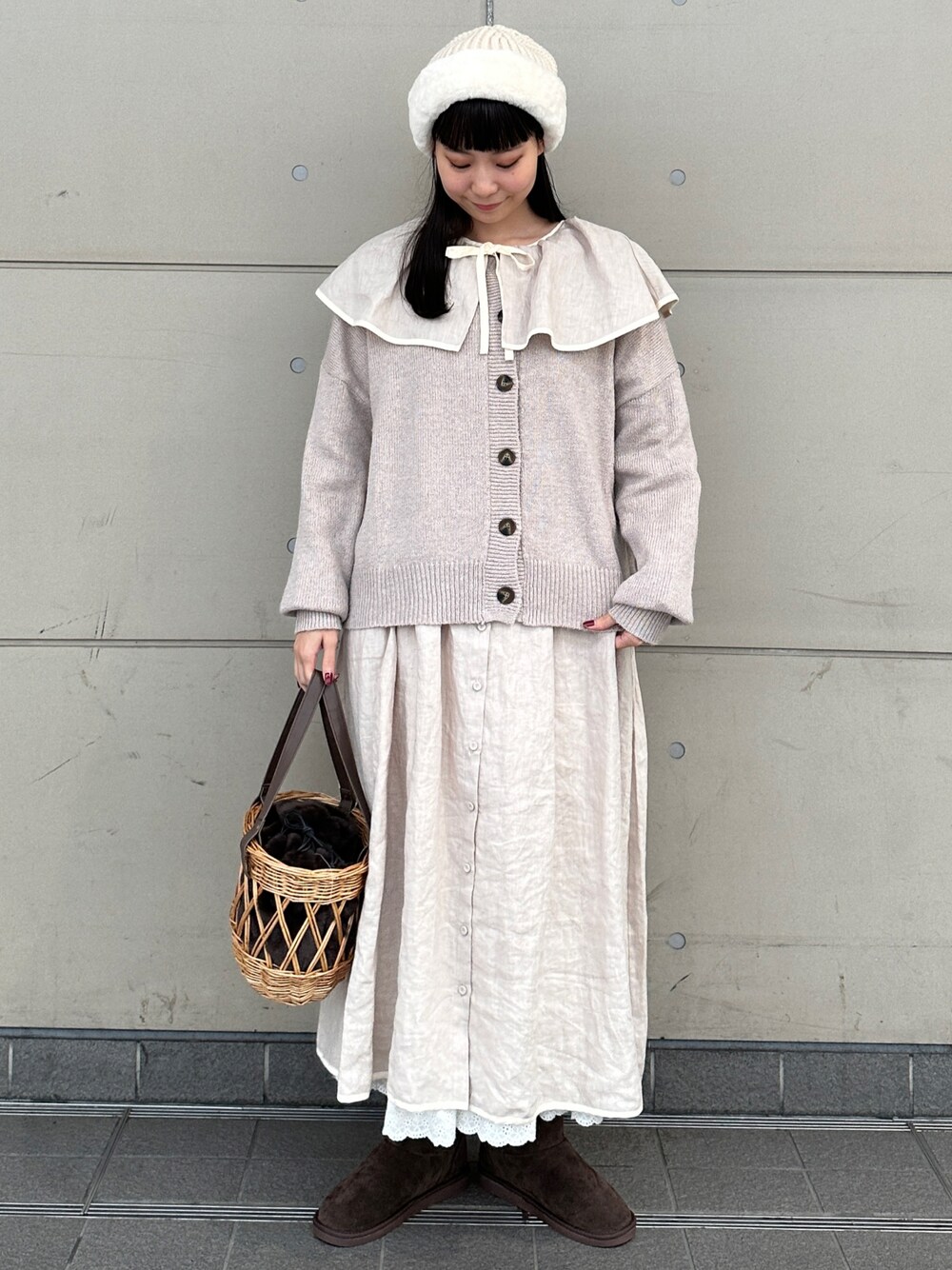 「ファッションを楽しもう、休日スタイル、ニット、着回しコーデ、ニット帽、お洒落さんとつながりたい、ガーリー、ベージュ、秋冬コーデ、冬コーデ、ワンピース、ワントーンコーデ、SM2、Samansa Mos2、ファー小物」｜「Samansa Mos2のファーニットコンビワッチ（ハット、ホワイト系）」を使った、やまもとさん（レディース・161cm）の秋コーディネートの1枚目の写真