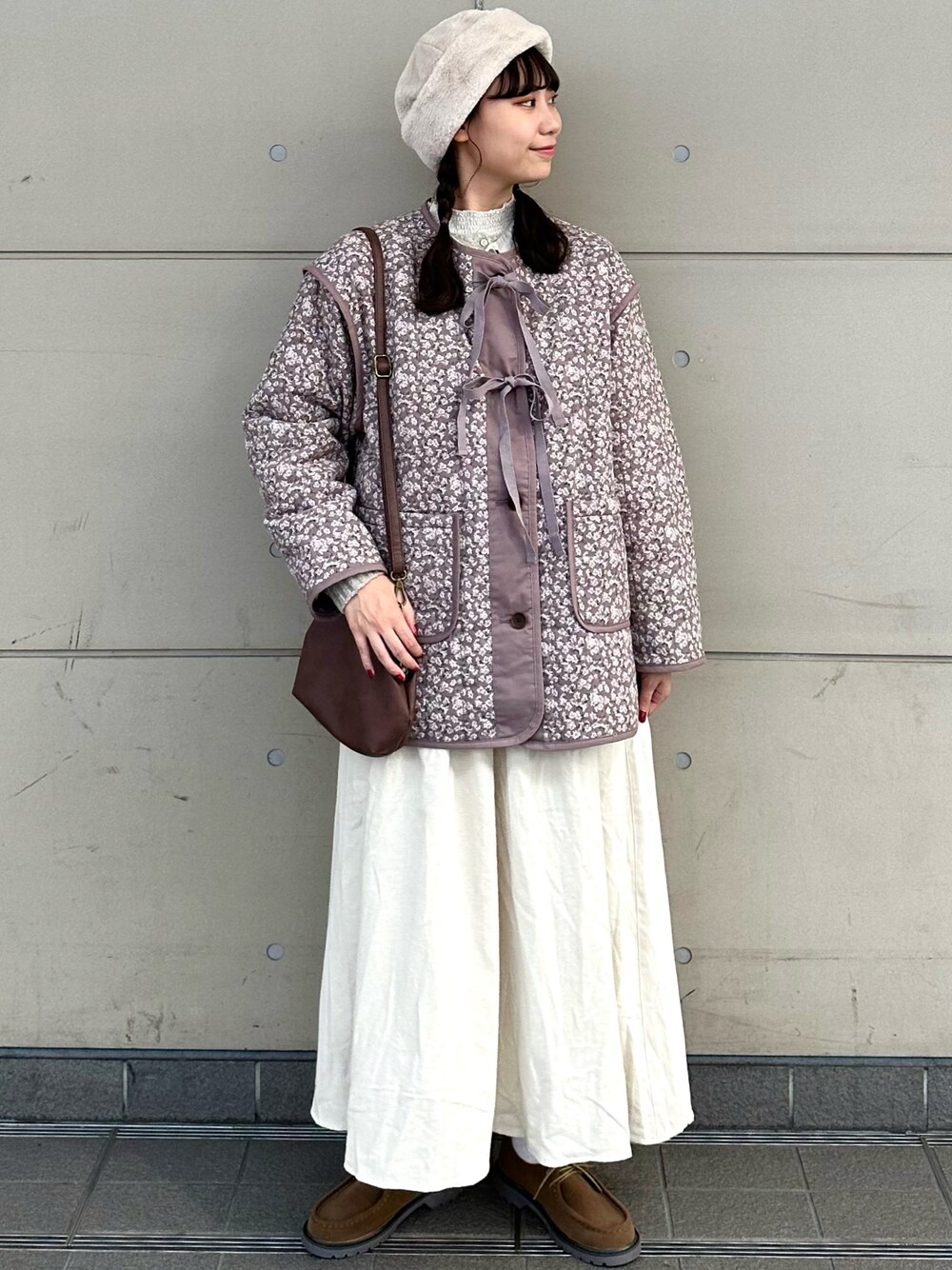 「コーデュロイ、お出かけコーデ、ガーリー、花柄、ワントーンコーデ、冬コーデ、冬、ジャケット、おしゃれさんと繋がりたい、SM2、スカート、シンプル、レイヤードスタイル、冬アウター、大人ガーリー」｜「Samansa Mos2のフェイクファーロールワッチ（ハット、ホワイト系）」を使った、やまもとさん（レディース・161cm）の冬コーディネートの1枚目の写真