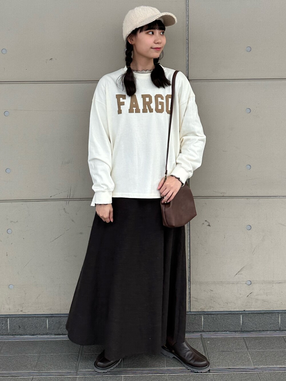 「シンプル、大人女子、キャップ、ロングスカート、スカート、シンプルコーデ、スウェット、カジュアルコーデ、カジュアル、お出かけコーデ、オトナカジュアル、おしゃれさんと繋がりたい、SM2、ロゴスウェット、ボア」｜「Samansa Mos2のボアシャギーキャップ（ハット、ホワイト系）」を使った、やまもとさん（レディース・161cm）の冬コーディネートの1枚目の写真
