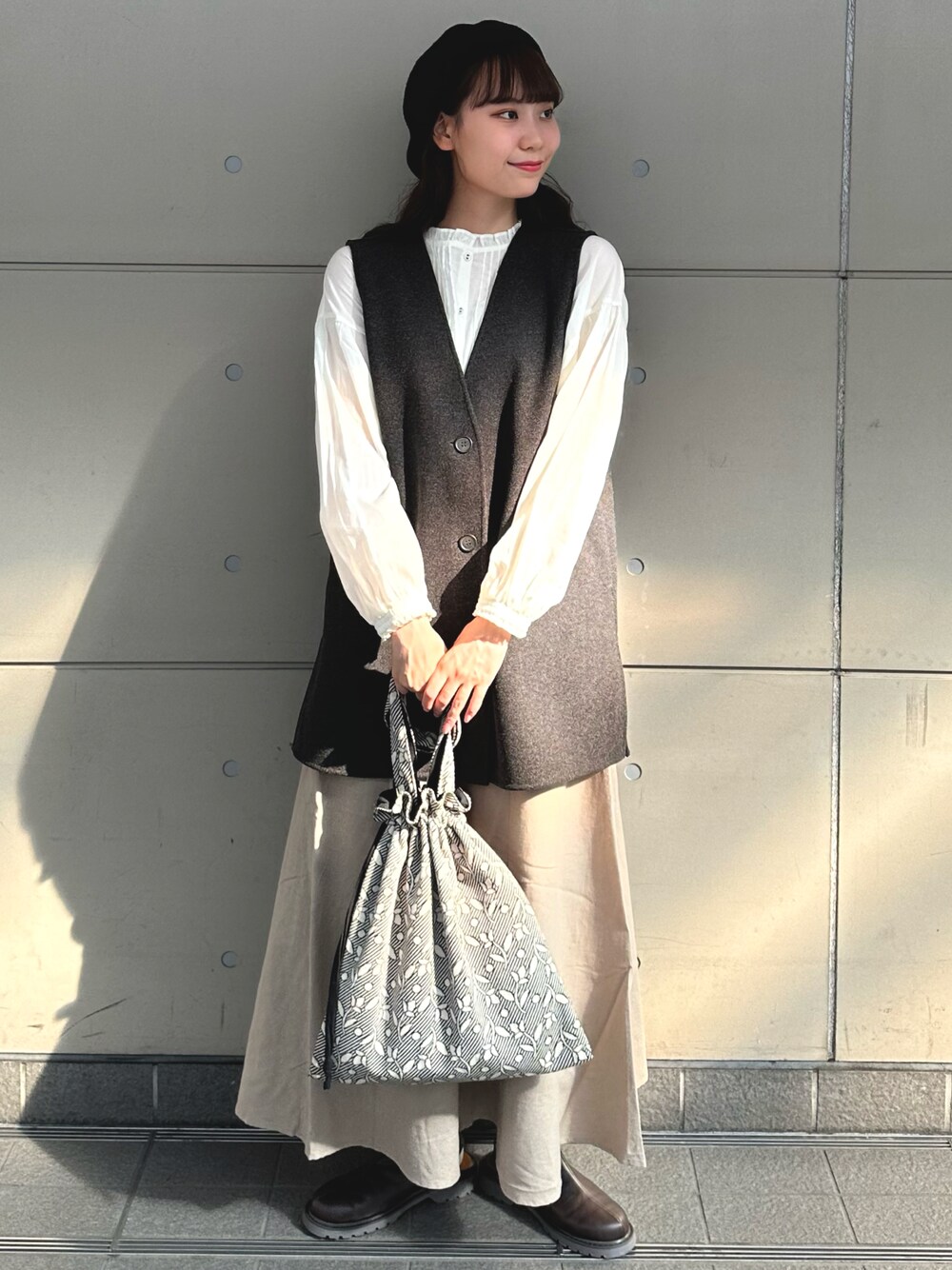 「冬のコーデ、大人カジュアル、シンプルスタイル、きれいめカジュアル、大人女子、ロングスカート、ゆるコーデ、ベスト、休日スタイル、ベレー帽、ベージュ、SM2、おしゃれさんと繋がりたい、冬コーデ、お洒落さんとつながりたい」｜「Samansa Mos2の杢カラーベレー帽（ハット、ブラック系）」を使った、やまもとさん（レディース・161cm）の冬コーディネートの1枚目の写真