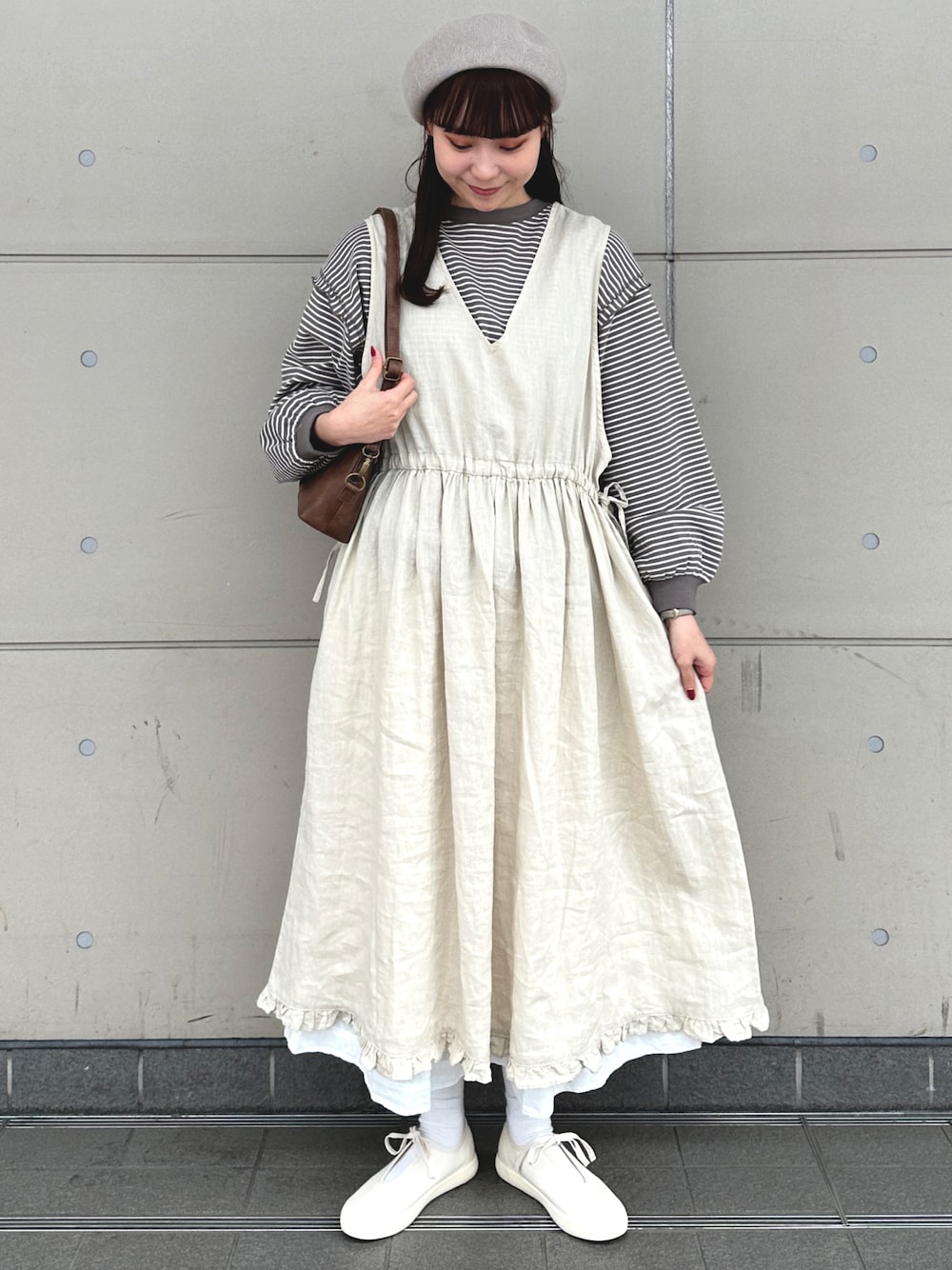 「シンプル、春服、春コーデ、春、リネン、ジャンパースカート、SM2、おしゃれさんと繋がりたい、お出かけコーデ、お洒落さんとつながりたい、ボーダー、ガーリー、スニーカー、サマンサ モスモス(Samansa Mos2)、オトナ女子」｜「Samansa Mos2の【リサイクルコットン】メロー切替柄アソートトップス（Tシャツ/カットソー、ブラウン系）」を使った、やまもとさん（レディース・161cm）の春コーディネートの1枚目の写真