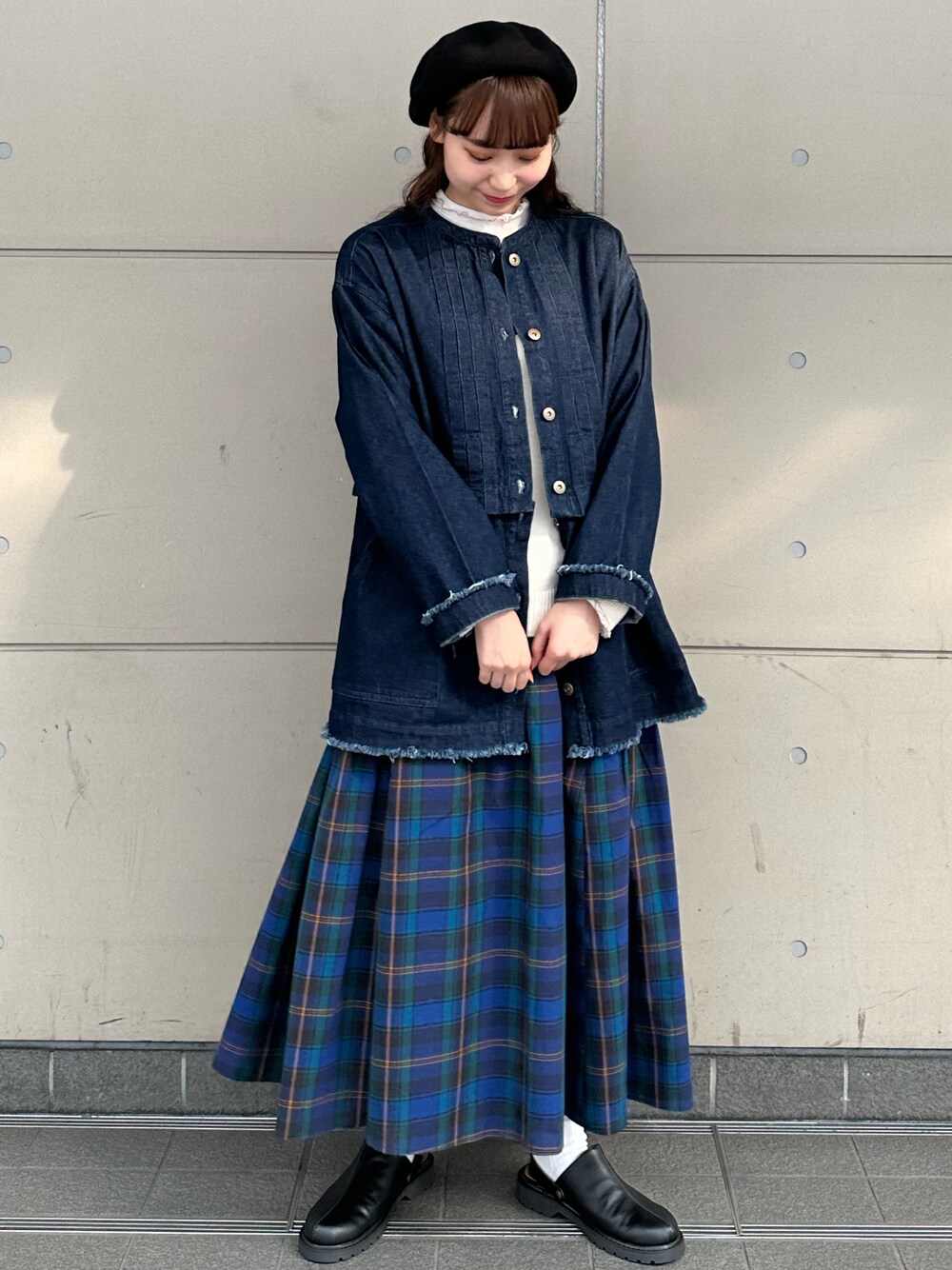 「オトナカジュアル、秋冬コーデ、おしゃれさんと繋がりたい、ロングスカート、チェック、チェックスカート、デニムジャケット、ベレー帽、ワントーンコーデ、ネイビー、ガーリー、SM2、お洒落さんとつながりたい、冬コーデ、冬」｜「Samansa Mos2の杢カラーベレー帽（ハット、ブラック系）」を使った、やまもとさん（レディース・161cm）の冬コーディネートの1枚目の写真