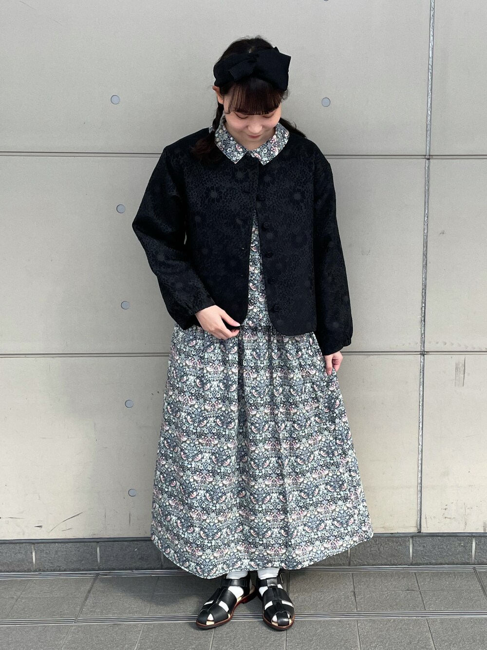 「春コーデ、オトナ女子、キレイめコーデ、キレイめ、おしゃれさんと繋がりたい、サンダル、グルカサンダル、ブラック、ワントーンコーデ、SM2、大人ガーリー、リボン、花柄、セットアップ、春アウター」｜「TSUHARU by Samansa Mos2のリバティStrawberry Thief柄ブラウス（シャツ/ブラウス、ブラック系）」を使った、やまもとさん（レディース・161cm）の春コーディネートの1枚目の写真