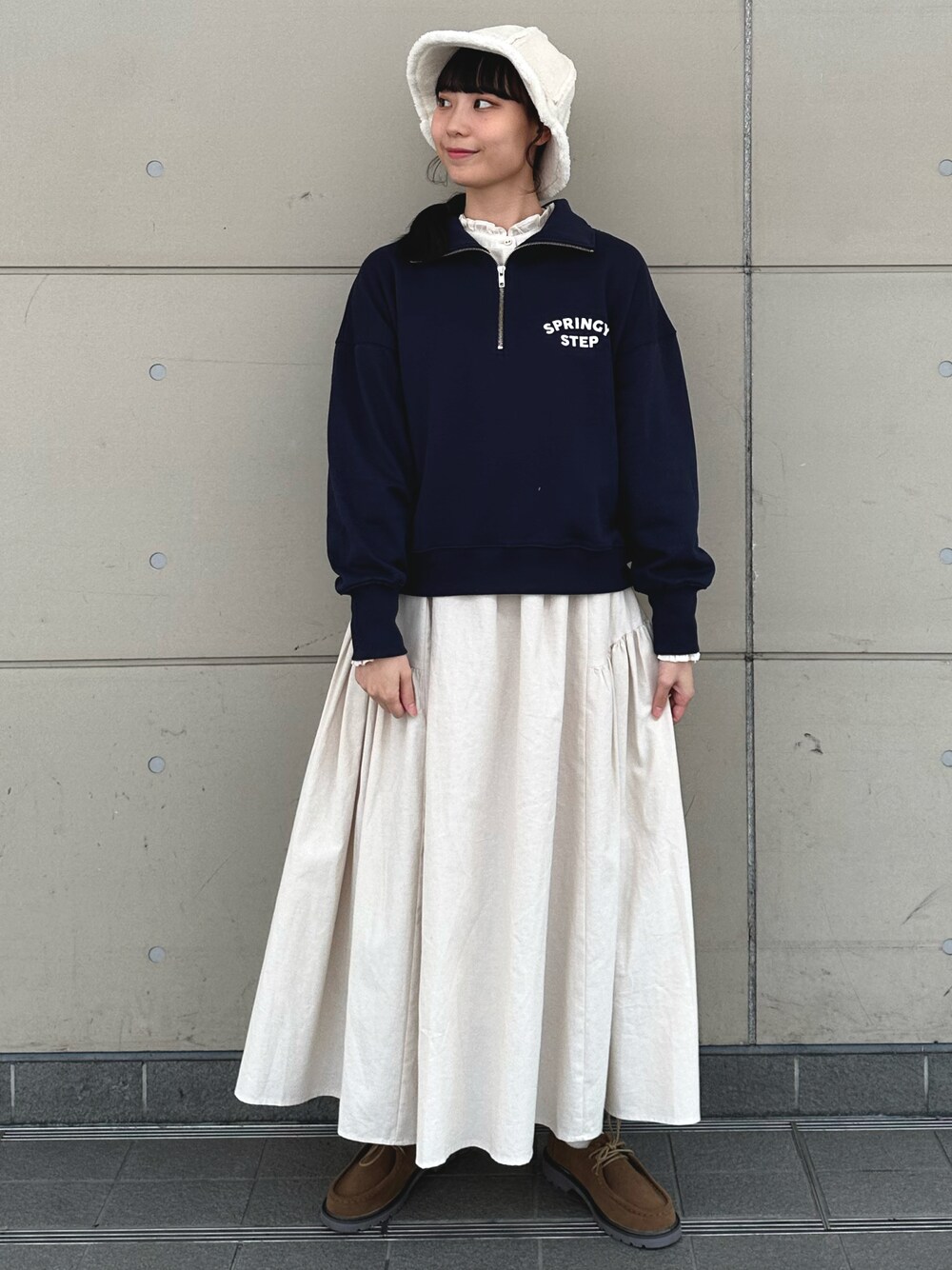 「シンプルスタイル、お出かけコーデ、大人女子、ワントーンコーデ、ネイビー、ハーフジップ、ロングスカート、カジュアルガーリー、SM2、ホワイト、秋冬コーデ、冬コーデ、おしゃれさんと繋がりたい、お洒落さんとつながりたい、韓国ファッション」｜「Samansa Mos2のフェイクムートンハット（ハット、ホワイト系）」を使った、やまもとさん（レディース・161cm）の冬コーディネートの1枚目の写真