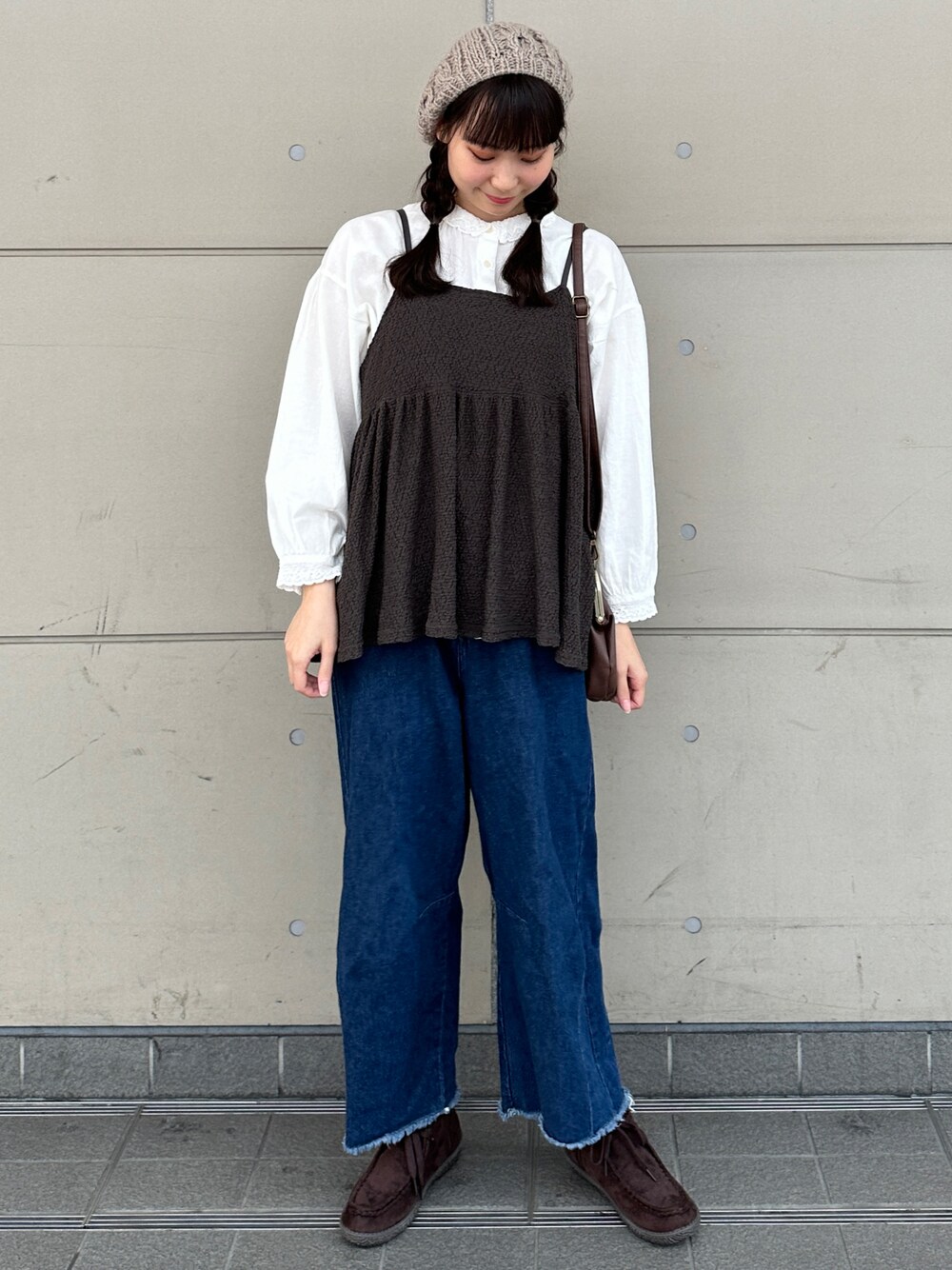 「カジュアルコーデ、オトナ女子、おしゃれさんと繋がりたい、ゆるコーデ、デニム、デニムパンツ、秋冬コーデ、ベレー帽、カジュアル、レース、SM2、お洒落さんとつながりたい、ベスト、サマンサ モスモス(Samansa Mos2)、冬コーデ」｜「Samansa Mos2のぽんぽん付ニットベレー（ハンチング/ベレー帽、ブラウン系）」を使った、やまもとさん（レディース・161cm）の冬コーディネートの1枚目の写真