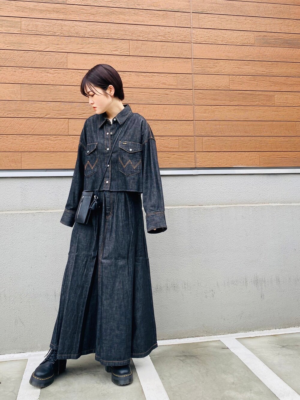 「春服、休日スタイル、春のNewスタイル、お洒落さんとつながりたい、セットアップ、ショートヘア、ジーンズ、マーチン、ミスティック(mystic)、ショート丈、ロングスカート」｜「Dr. MartensのDr. Martens/ドクターマーチン JADON PISA 8 ホール ブーツ 26378001（ブーツ、ブラック系）」を使った、ゆきんこさん（レディース・165cm）の春コーディネートの1枚目の写真