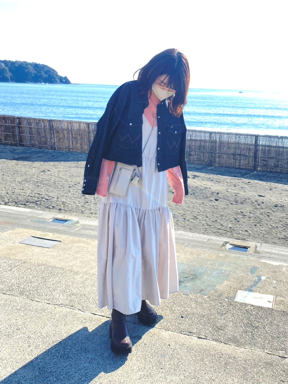 「オトナ女子、リラックススタイル、ラフコーデ、ワンピーススタイル、春、ユニクロ」｜「mysticのWrangler別注ショートシャツジャケット（ブルゾン、ブラック系）」を使った、ゆきんこさん（レディース・165cm）の春コーディネートの1枚目の写真