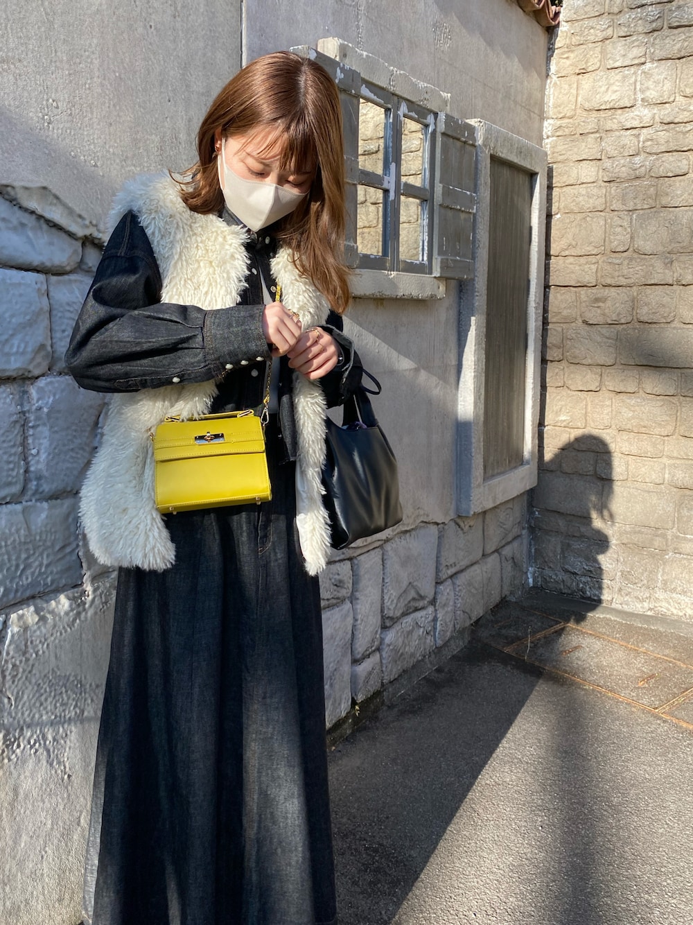 「春カラー、春服、休日コーデ、大人女子、ワントーンコーデ、セットアップ、ミスティック(mystic)、ファーベスト、デニムジャケット、デニムスカート、179/WG、サイドゴアブーツ、apartbylowrys、ショルダーバッグ」｜「mysticのWrangler別注ショートシャツジャケット（ブルゾン、ブラック系）」を使った、ゆきんこさん（レディース・165cm）の冬コーディネートの1枚目の写真