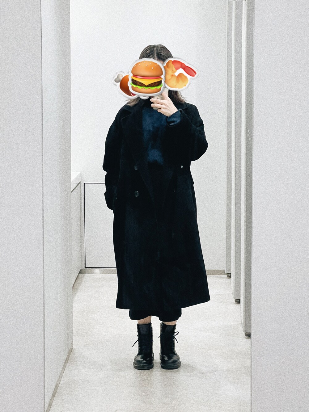 「秋のコーデ、冬コーデ、低身長コーデ、大人コーデ、シンプルスタイル、黒、学校」｜「Dr. MartensのAIRWEAR ドクターマーチン 1460 MONO 8EYE BLACK SMOOTH（ブーツ、ブラック系）」を使った、フランシスさん（レディース・156cm）の秋コーディネートの1枚目の写真