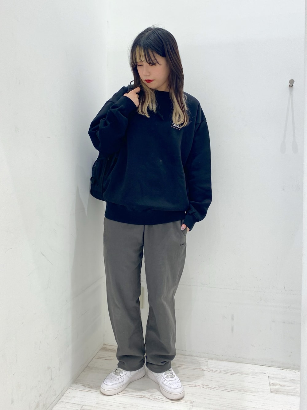 X-girl（エックスガール）の「FACE EMBROIDERY CREW SWEAT TOP