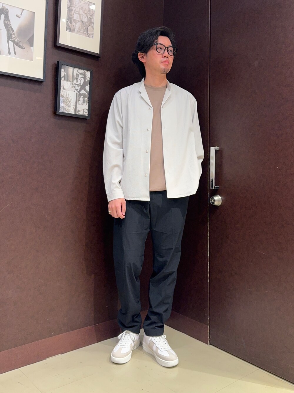 グレー系のシャツ/ブラウス、ブラウン系のTシャツ/カットソー、ブラック系のスラックスを着用したメンズの夏コーディネートの1枚目の写真