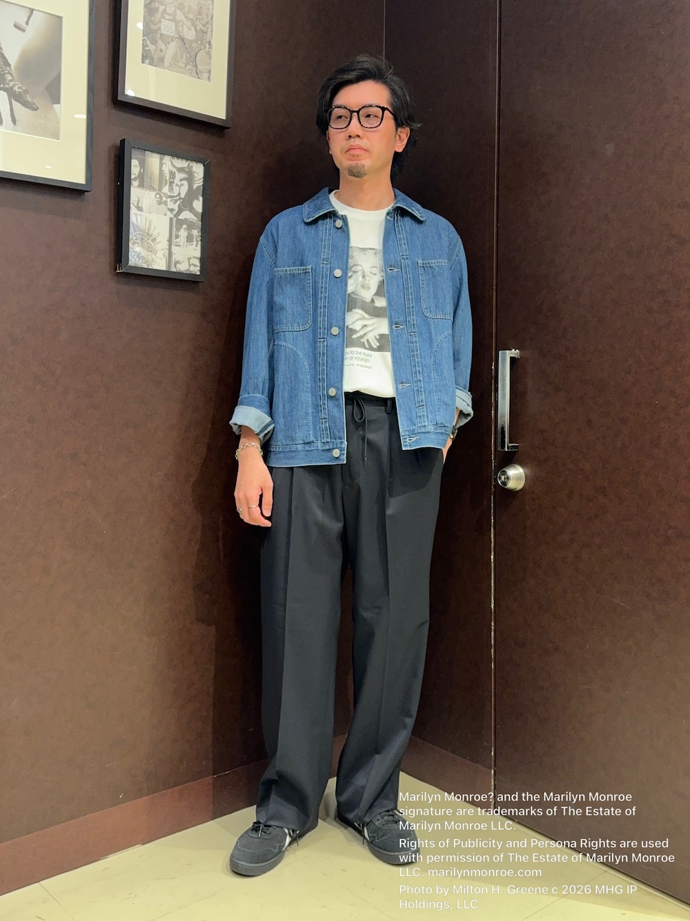 ブルー系のデニムジャケット、ホワイト系のTシャツ/カットソー、ブルー系のスラックスを着用したメンズの夏コーディネートの1枚目の写真