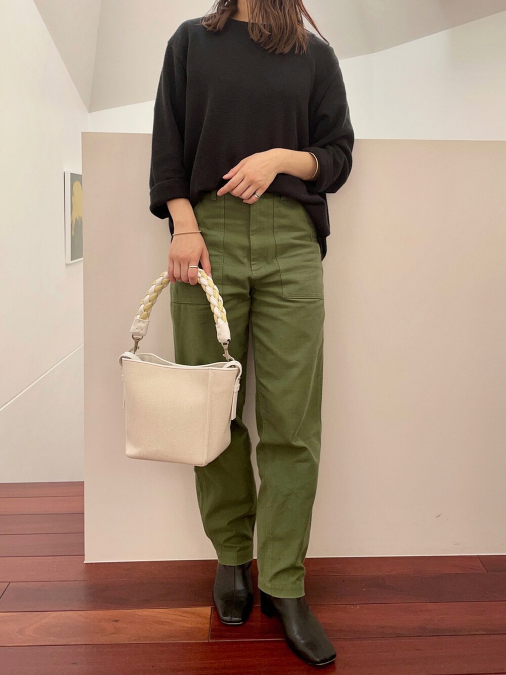 「秋コーデ、シンプルコーデ、カジュアル、チノパン、キャンバスバッグ、レザーバッグ、Epoi」｜「MACKINTOSH PHILOSOPHYのアイテム（ニット/セーター、ブラック系）」を使った、matsumotoさん（レディース・158cm）の秋コーディネートの1枚目の写真