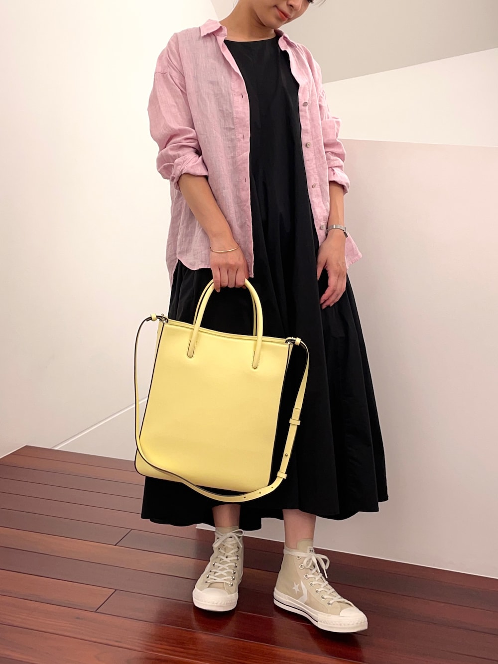 「休日コーデ、夏コーデ、夏、コンバース、カラーコーデ、イエローバッグ、A4サイズ収納可(バッグ サイズ)」｜「h standardのアイテム（シャツ/ブラウス、ピンク系）」を使った、matsumotoさん（レディース・158cm）の夏コーディネートの1枚目の写真