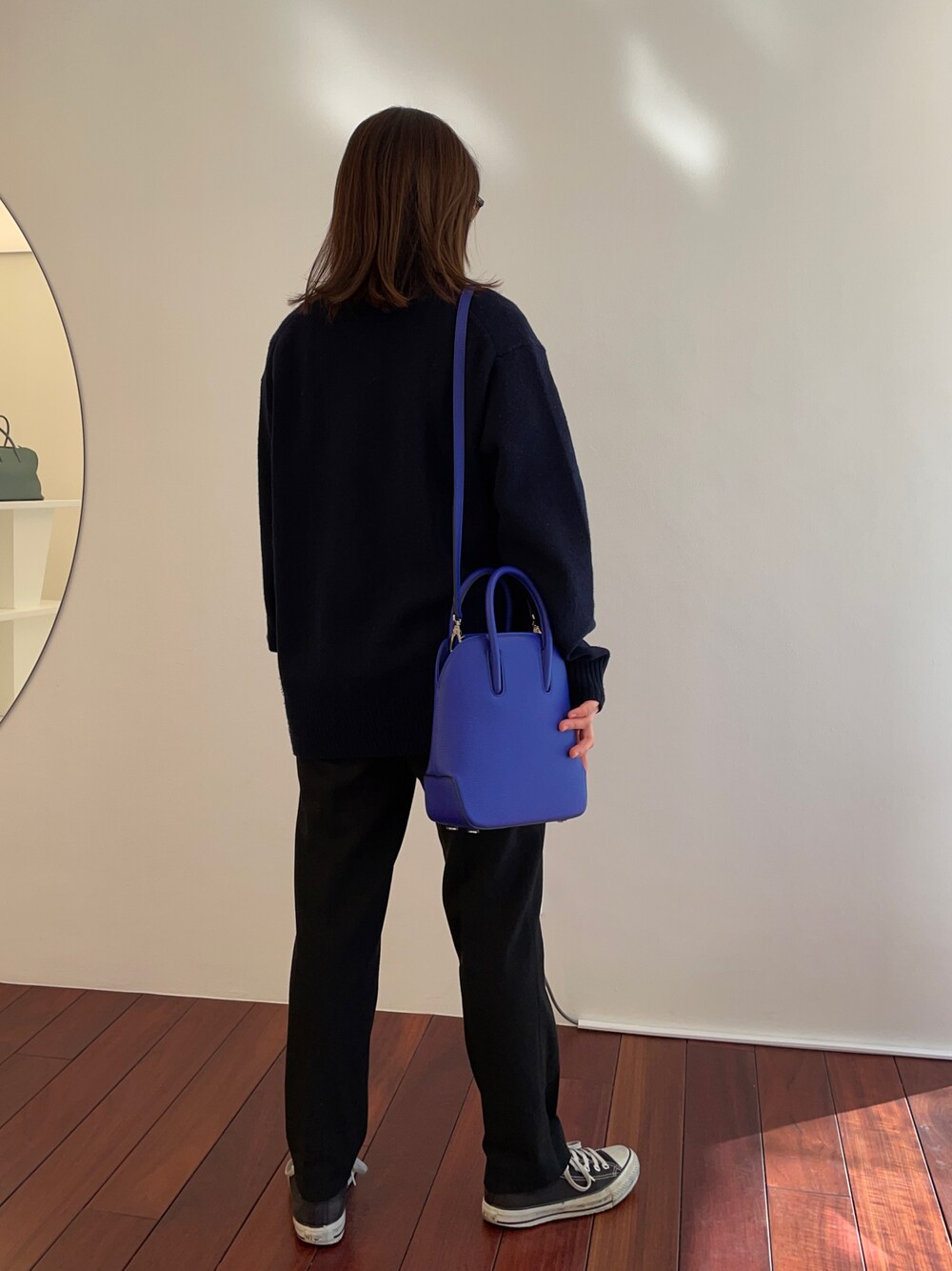 「Epoi  #スタッフコーデ、シンプル、カジュアル、コンバース」｜「uniqlo +Jのアイテム（カーディガン/ボレロ、ブルー系）」を使った、matsumotoさん（レディース・158cm）の冬コーディネートの1枚目の写真