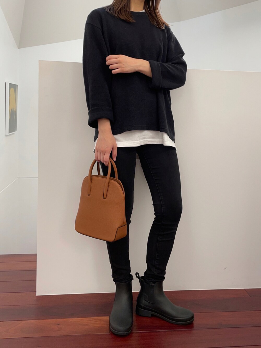 「秋のコーデ、シンプル、モノトーン、モノトーンに差し色、レザーバッグ」｜「H&Mのアイテム（デニムパンツ、ブラック系）」を使った、matsumotoさん（レディース・158cm）の秋コーディネートの1枚目の写真