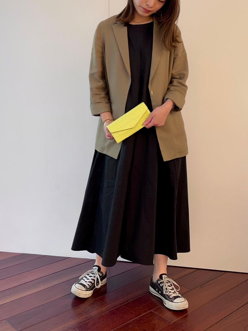 「大人カジュアル、レモンイエロー、財布、イエロー、モノトーン、モノトーンに差し色」｜「Epoiのアイテム（財布、イエロー系）」を使った、matsumotoさん（レディース・158cm）の春コーディネートの1枚目の写真
