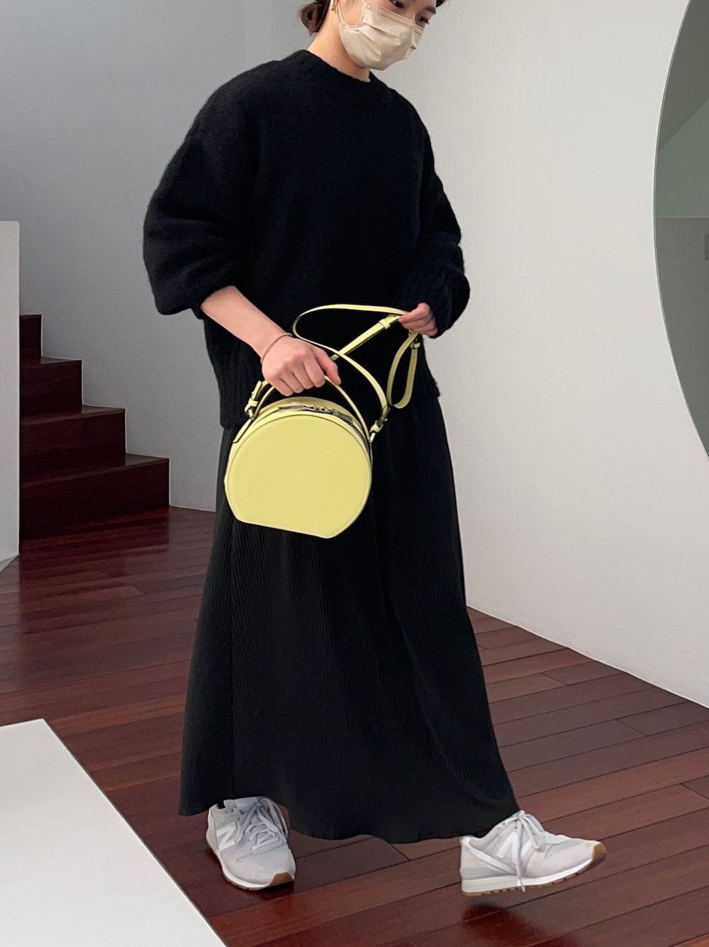「イエローバッグ、春色、ニューバランス、モノトーンコーデ、差し色、レザーバッグ」｜「Epoiのシキ ショルダーバッグ くちなし（ショルダーバッグ、イエロー系）」を使った、matsumotoさん（レディース・158cm）の冬コーディネートの1枚目の写真