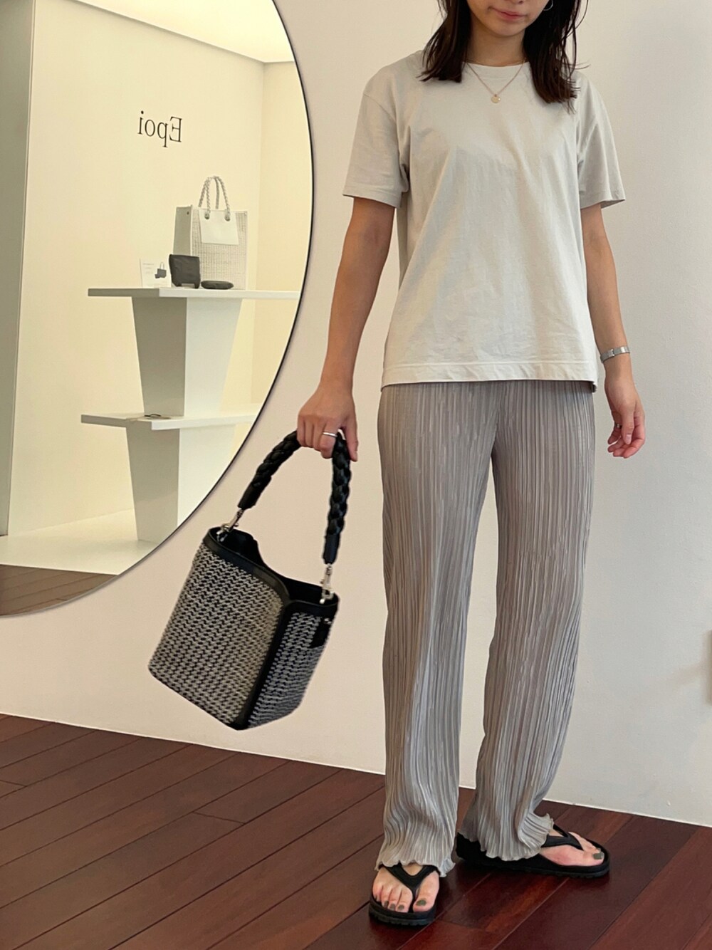 「休日スタイル、リラックススタイル、サンダルコーデ、サマーコーデ、レザーバッグ、モノトーン」｜「Epoiの'02 kolamゼロニ コーラム キューブ2WAYショルダーバッグ（ショルダーバッグ、ブラック系）」を使った、matsumotoさん（レディース・158cm）の夏コーディネートの1枚目の写真