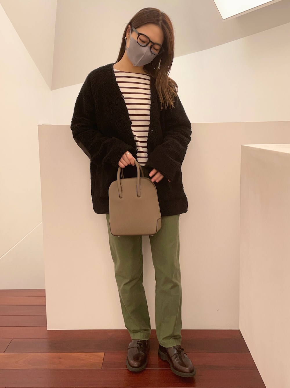 「human womanのアイテム（Tシャツ/カットソー、ブラウン系）」を使った、matsumotoさん（レディース・158cm）の秋コーディネートの1枚目の写真
