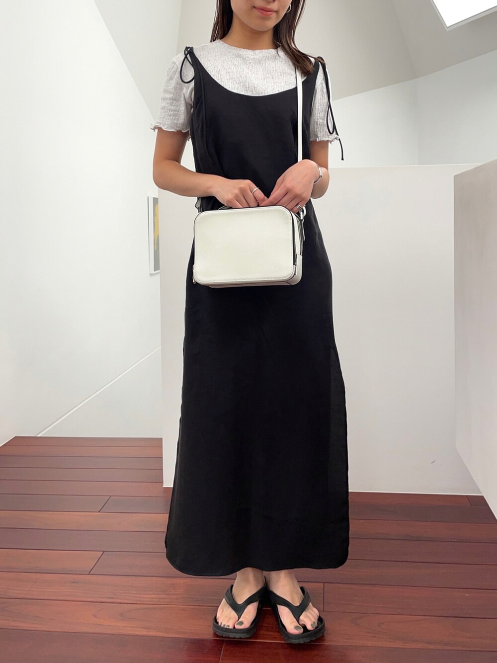 「楽チンコーデ、モノトーン、レザーバッグ」｜「BIRKENSTOCKの【BIRKENSTOCK】WEB限定 Honolulu Eva/ホノルル（サンダル、ブラック系）」を使った、matsumotoさん（レディース・158cm）の夏コーディネートの1枚目の写真