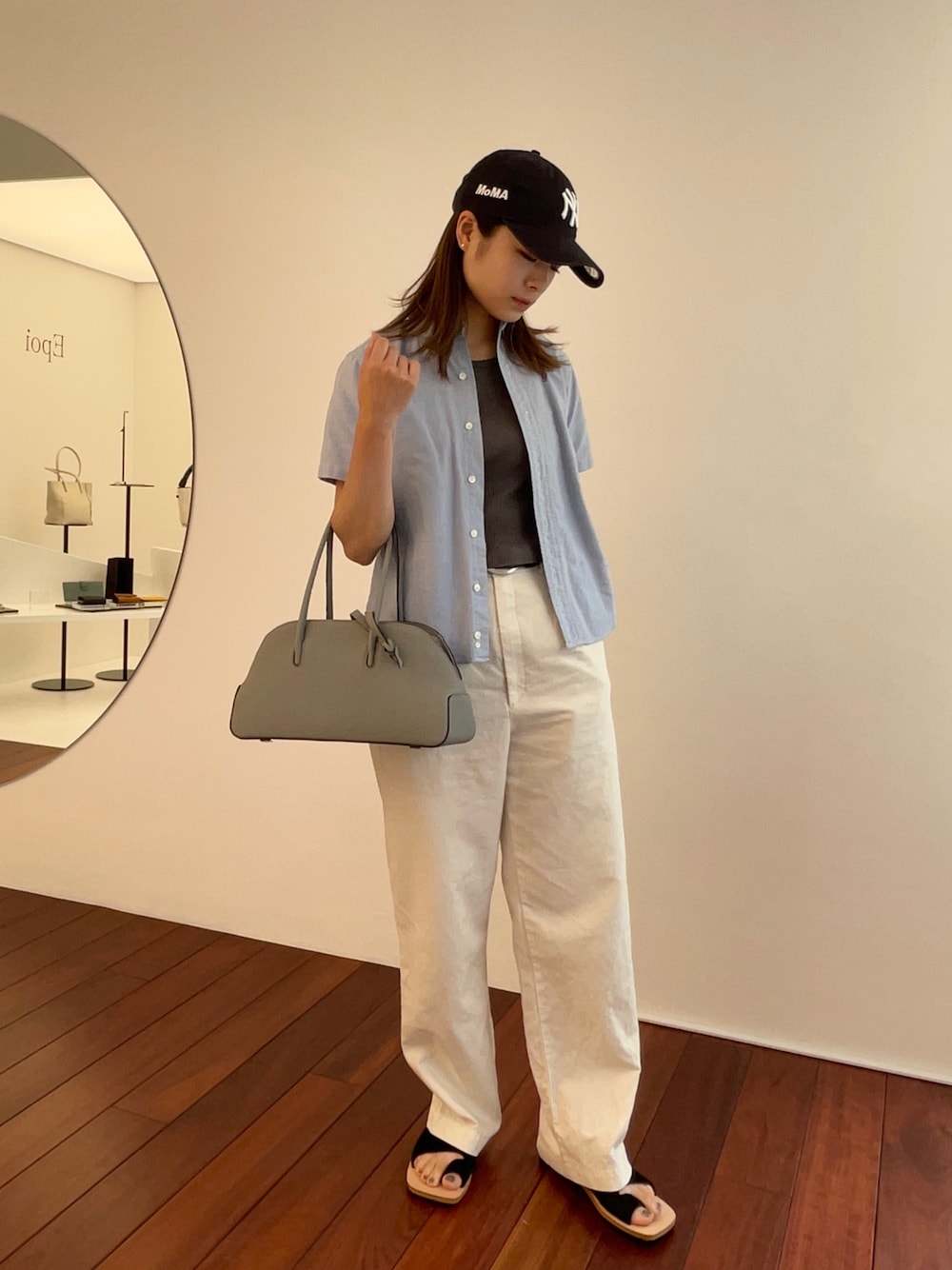 「休日コーデ、ラフ、カジュアル、夏コーデ、低身長コーデ、パンツコーデ、ホワイト」｜「UNIQLOのアイテム（Tシャツ/カットソー、グレー系）」を使った、matsumotoさん（レディース・158cm）の夏コーディネートの1枚目の写真