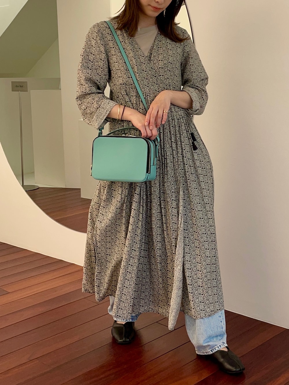 「休日スタイル、シンプル、ワンピース、モノトーン、差し色（青）、差し色(緑)、カラーバッグ」｜「Epoiのアイテム（ショルダーバッグ、その他）」を使った、matsumotoさん（レディース・158cm）の春コーディネートの1枚目の写真