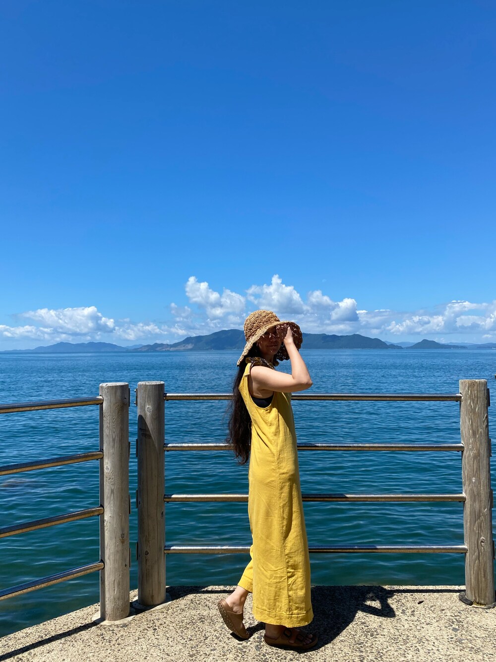 「シンプルコーデ、パンツスタイル、シンプル、ワントーンコーデ、大人かわいい、夏、サロペット、ロングヘア、海コーデ、イエロー」｜「BIRKENSTOCKのアイテム（サンダル、ブラウン系）」を使った、adahyanさん（レディース・159cm）の夏コーディネートの1枚目の写真