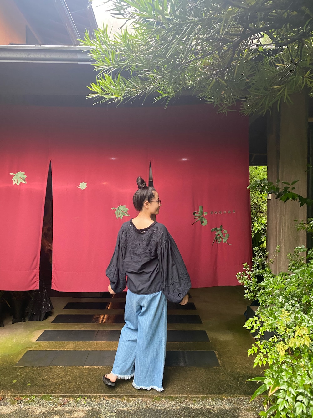 「温泉コーデ、ラクチンコーデ、休日コーデ、カジュアルスタイル、シンプルスタイル、オトナカワイイ、デニム、チュニック、袖ボリューム、レース、大人カジュアル、大人女子、ビーサン、メガネ女子」｜「MOUSSYのアイテム（トップス、ブラック系）」を使った、adahyanさん（レディース・159cm）の夏コーディネートの1枚目の写真