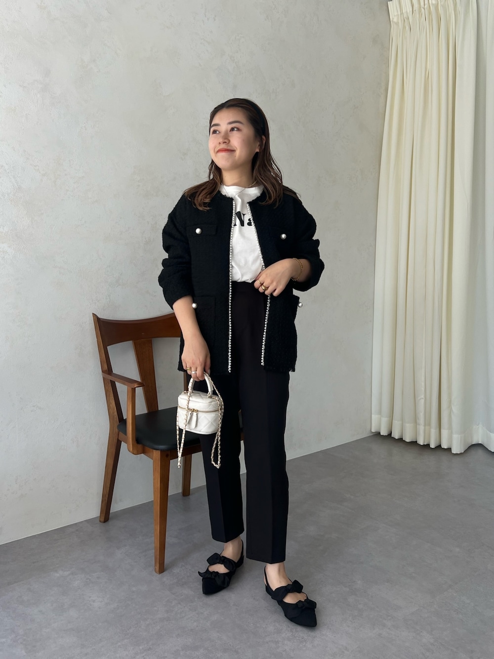 「今日のコスメと服、プチプラ、ツイード、ジャケット、モノトーン、秋服準備はじめました、ロゴT、ハンドバッグ、レイヤードスタイル、ミニバッグ、韓国ファッション、休日スタイル、きれいめカジュアル、卒業式、テーパードパンツ」｜「prose verseのパールボタンノーカラーツイードジャケット（ノーカラージャケット、ブラック系）」を使った、ももぞうさん（レディース・154cm）の夏コーディネートの1枚目の写真