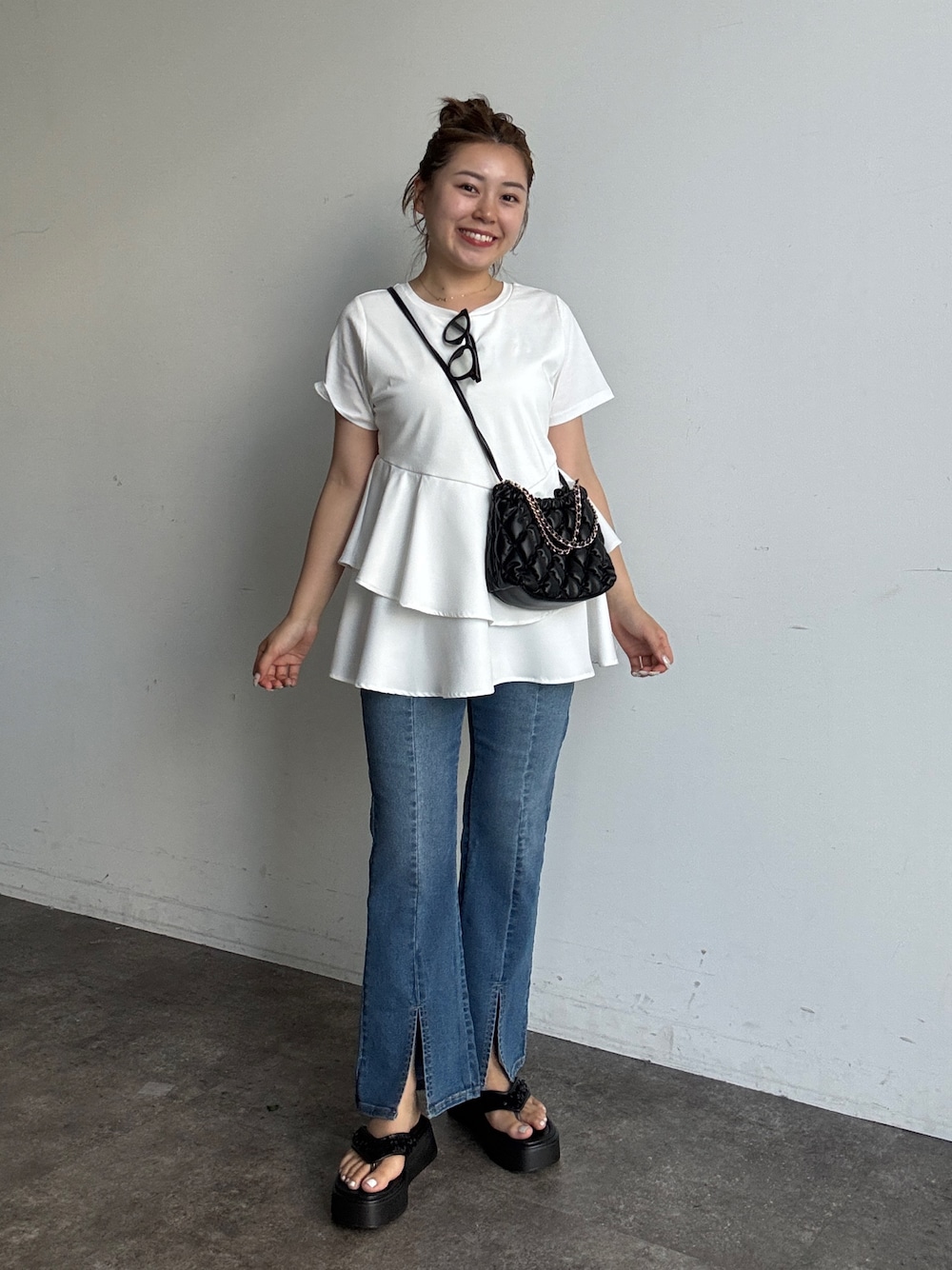 「フリル、厚底シューズ、白Tシャツ、夏ルックで気分アップ、プチプラ、お出かけコーデ、休日スタイル、厚底サンダル、デニム」｜「prose verseの【MOMO】アシメフリルドッキングペプラムTシャツ（Tシャツ/カットソー、ホワイト系）」を使った、ももぞうさん（骨格ストレート・レディース・154cm）の夏コーディネートの1枚目の写真