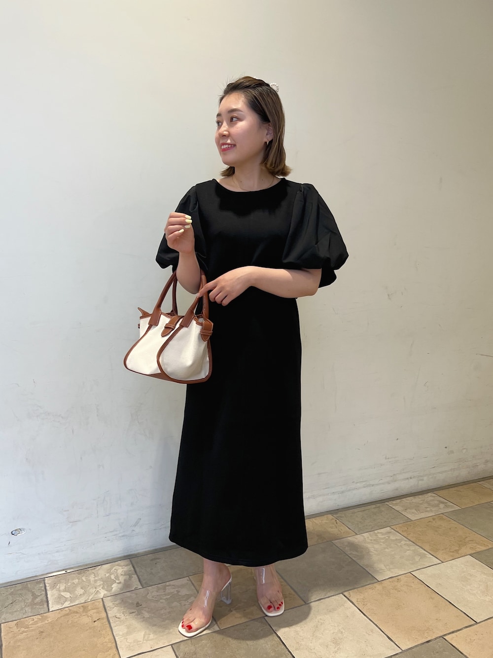 「アウトドアスタイル、プチプラ、春夏コーデ、休日スタイル、ボリューム袖、ワンピース、低身長、低身長コーデ、お出かけコーデ、クリアサンダル」｜「prose verseのボリュームパフスリーブワンピース（ワンピース、ブラック系）」を使った、ももぞうさん（レディース・154cm）の春コーディネートの1枚目の写真
