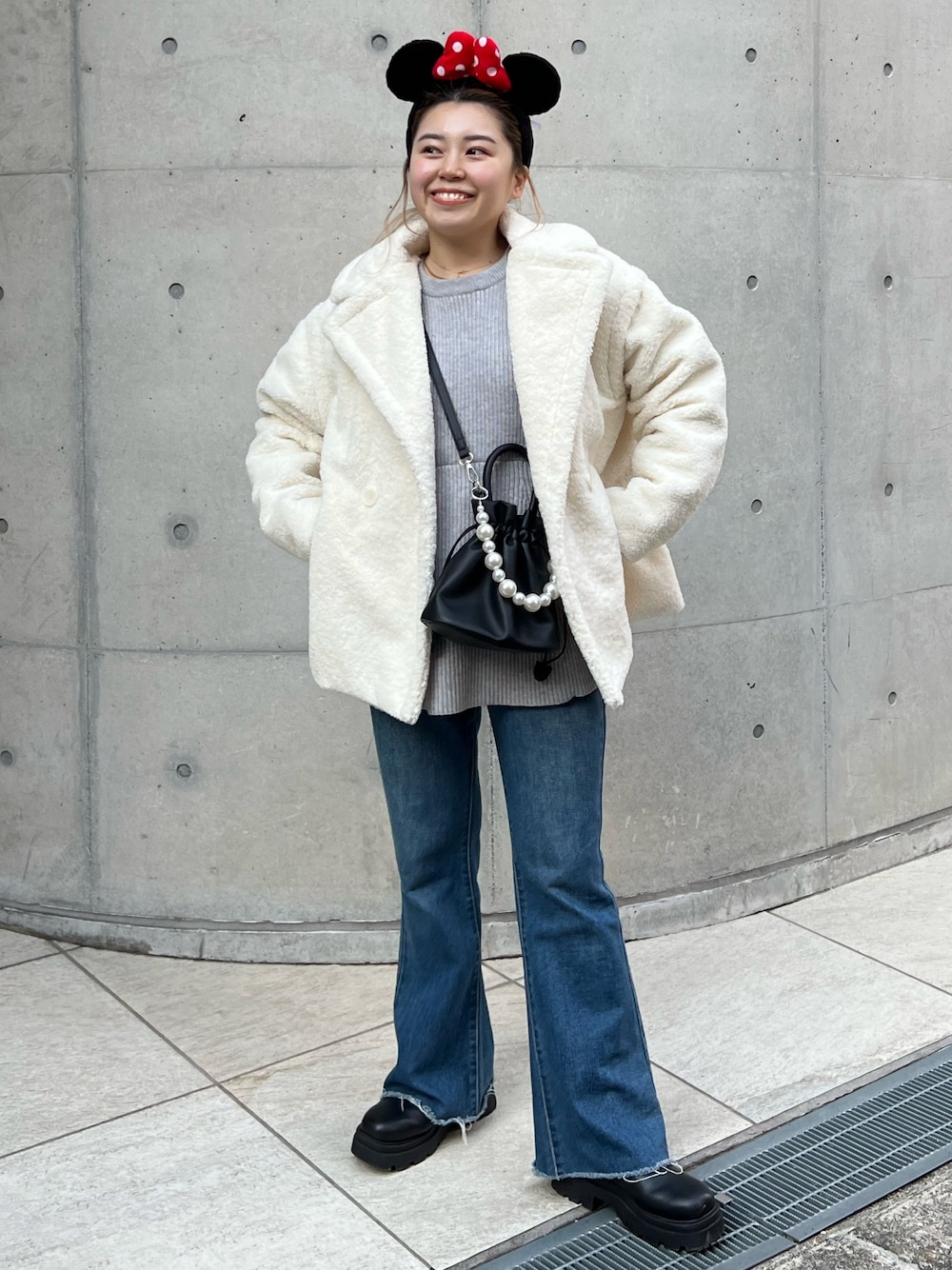 「ファッションを楽しもう、お出かけコーデ、プチプラ、コート、デニム、きれいめカジュアル、冬コーデ、ニット、ブーツ、レイヤードスタイル、韓国ファッション、厚底シューズ、ディズニーコーデ、ボア、ぺプラムトップス」｜「prose verseのボアミドルコート（その他アウター、ホワイト系）」を使った、ももぞうさん（レディース・154cm）の秋コーディネートの1枚目の写真