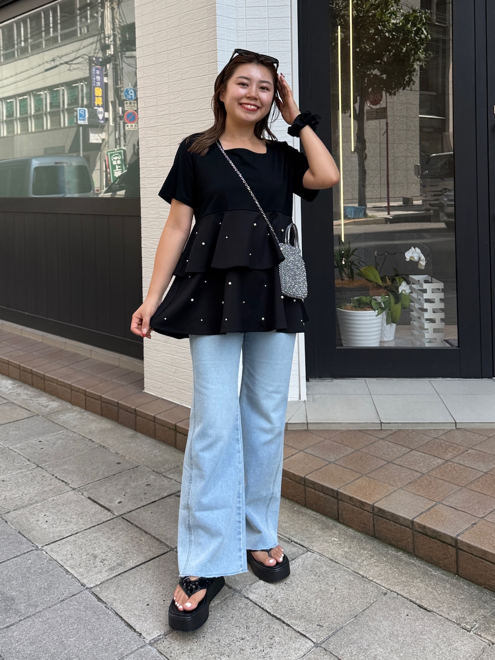 「サンダル、プチプラ、お出かけコーデ、休日スタイル、デニム、厚底シューズ、きれいめカジュアル、大人カジュアルコーデ、夏コーデ」｜「prose verseの裾パールドッキングティアードTシャツ（Tシャツ/カットソー、ブラック系）」を使った、ももぞうさん（骨格ストレート・レディース・154cm）の夏コーディネートの1枚目の写真